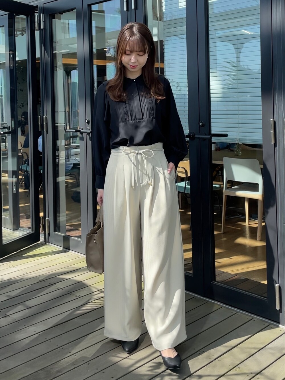 「トートバッグ、お出かけコーデ、オトナカジュアル、春、キレイめコーデ、オフィスカジュアル、ootd、デイリーカジュアル」｜「groveのピンタックウイングスリーブブラウス（シャツ/ブラウス、ブラック系）」を使った、NATSUMIさん（レディース・165cm）の春コーディネートの1枚目の写真