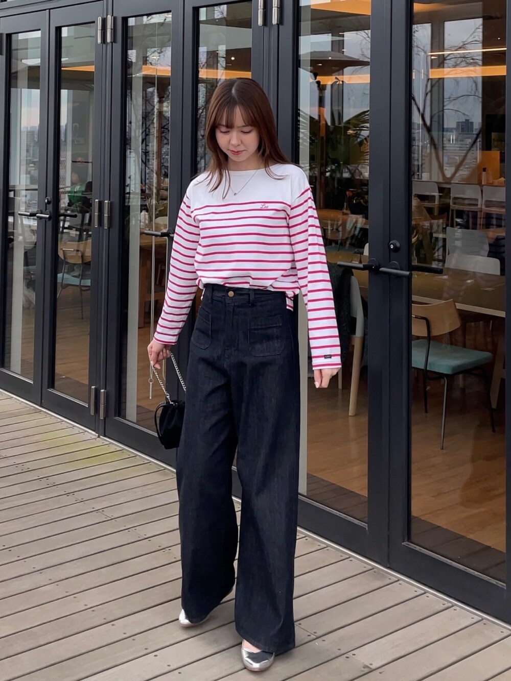 「LEE、メンズライク、カジュアル、カジュアルコーデ、カジュアルガーリー、休日スタイル、お出かけコーデ、シンプルコーデ、ラフコーデ、ootd、高身長コーデ」｜「groveの【Ｌｅｅ×ｇｒｏｖｅ別注】ＢＡＳＱＵＥ　ＳＨＩＲＴ（Tシャツ/カットソー、ピンク系）」を使った、NATSUMIさん（レディース・165cm）の春コーディネートの1枚目の写真