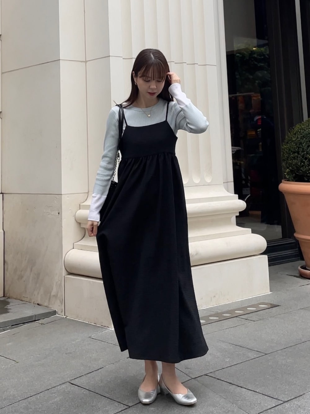 「休日スタイル、春服コーデ、シンプルスタイル、大人かわいい、ootd、高身長コーデ、ワンピースコーデ」｜「groveのサッカーギンガムキャミワンピース（ワンピース、ブラック系）」を使った、NATSUMIさん（レディース・165cm）の春コーディネートの1枚目の写真
