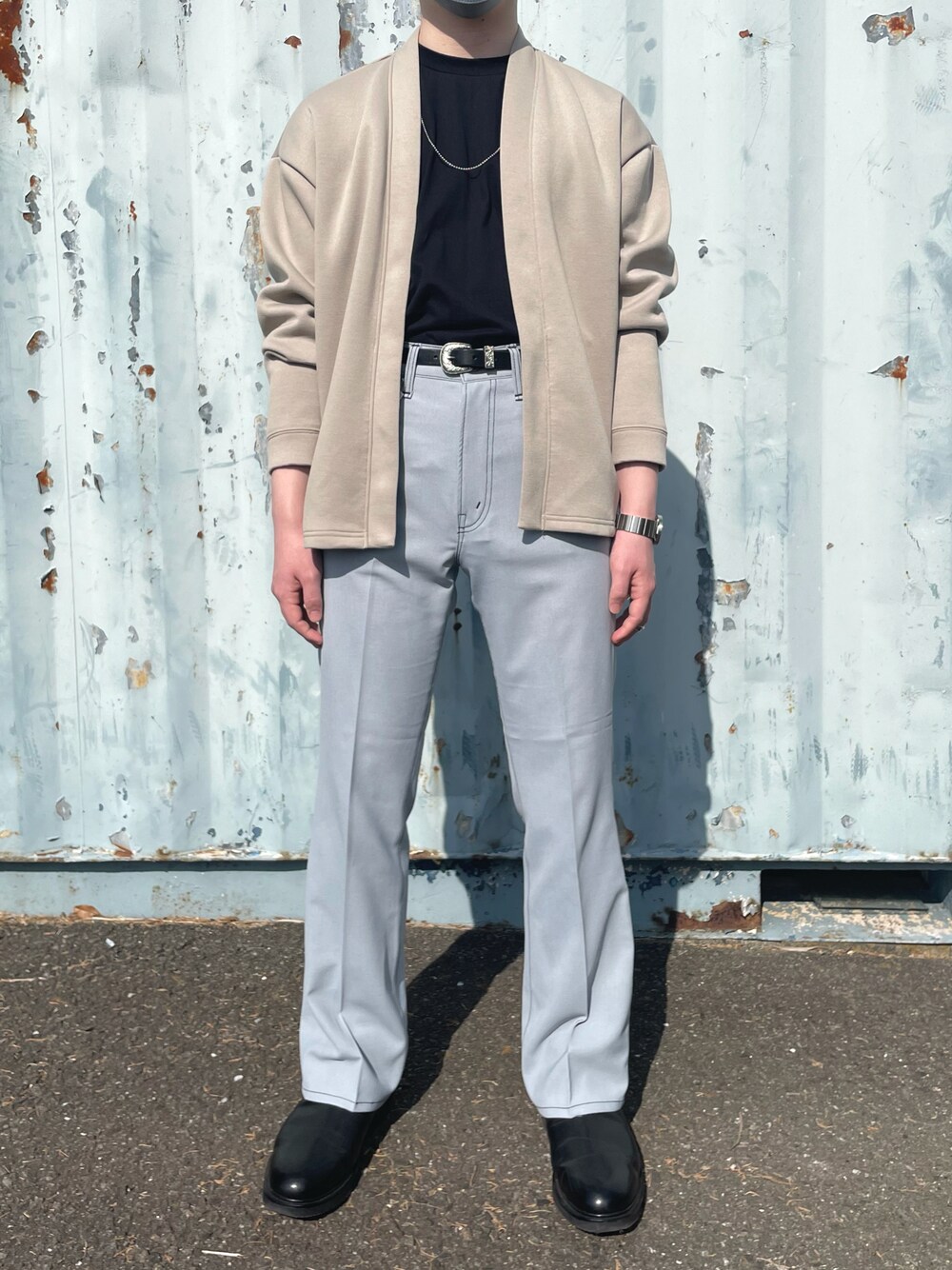 「淡色コーデ、ベージュ、春コーデ、韓国ファッション、低身長、タックイン、シンプル、シンプルコーデ、オーバーサイズ、ビッグシルエット、カーディガン、フレアパンツ、サイドゴアブーツ、お洒落さんとつながりたい」｜「BEAUTY&YOUTH UNITED ARROWSの【WEB限定】 by リサイクルレザー サイドゴア ブーツ（ブーツ、ブラック系）」を使った、Ka2さん（メンズ・169cm）の春コーディネートの1枚目の写真