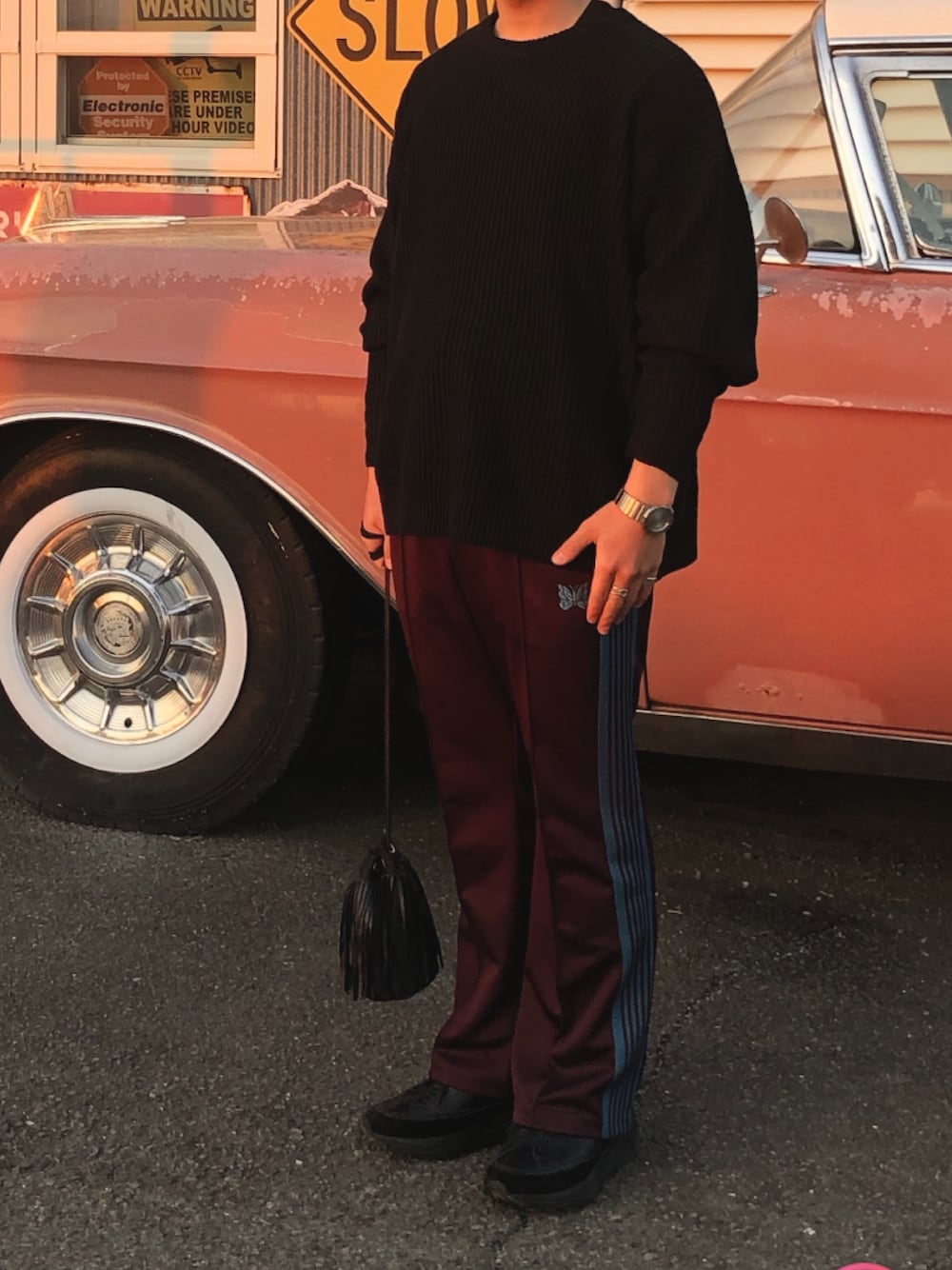 「トラックパンツ、3色コーデ、巾着バッグ、フレアパンツ、ビッグシルエット、ウエスタン」｜「NeedlesのNeedles Striped Grosgrain-Trimmed Tech-Jersey Track Pants（その他パンツ、レッド系）」を使った、Ka2さん（メンズ・169cm）の冬コーディネートの1枚目の写真