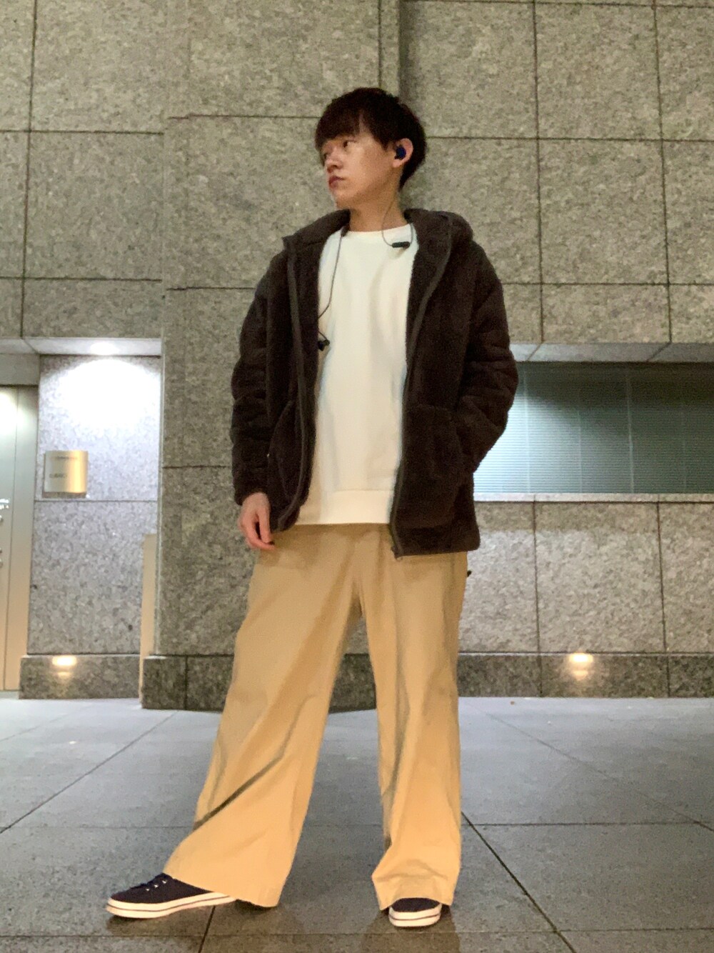 ベージュ系のその他パンツ、ホワイト系のスウェット、ブラウン系のブルゾンを着用したメンズの冬コーディネートの1枚目の写真