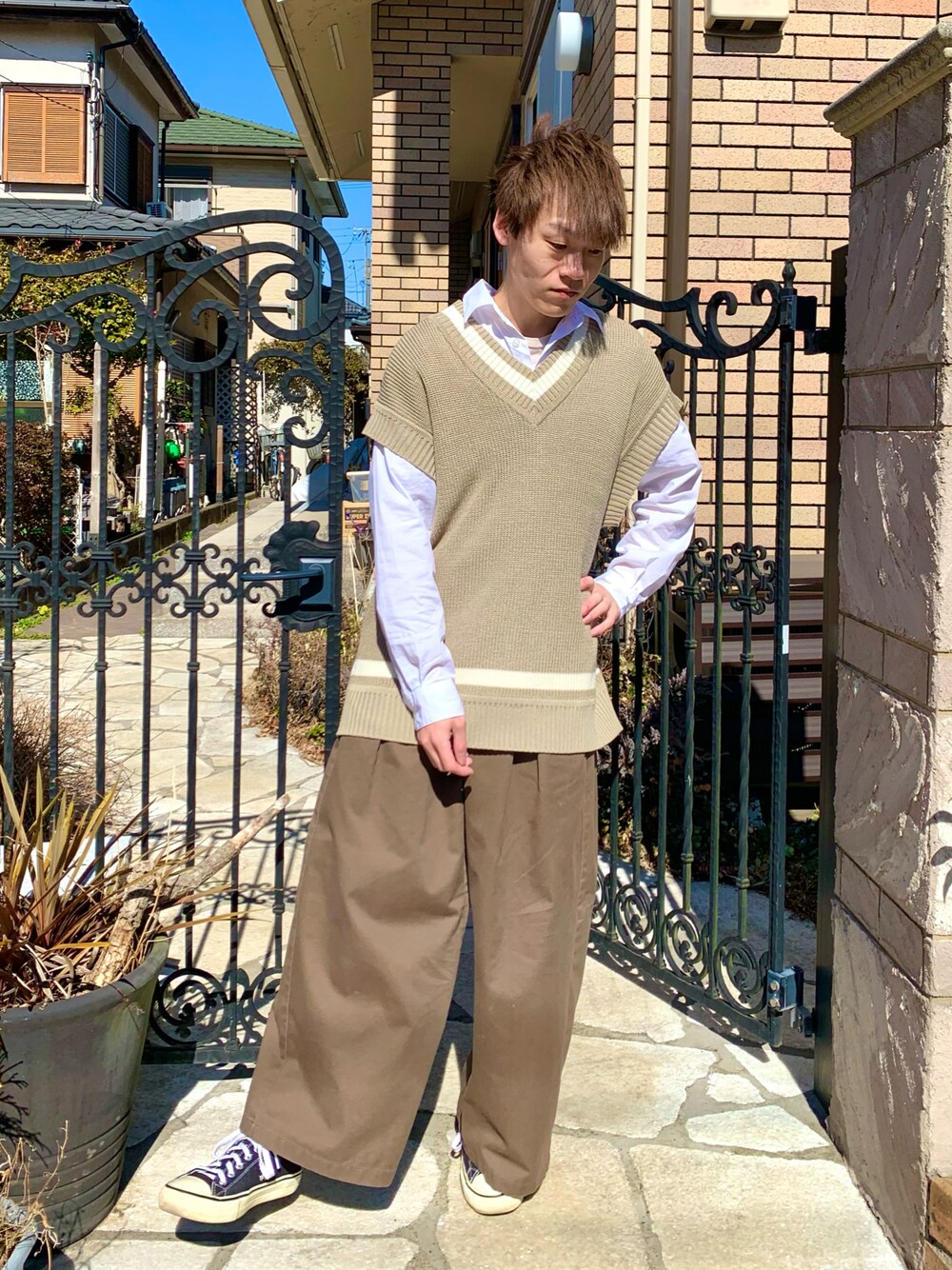 グリーン系のパンツ、ベージュ系のベスト、ホワイト系のシャツ/ブラウスを着用したメンズの春コーディネートの1枚目の写真