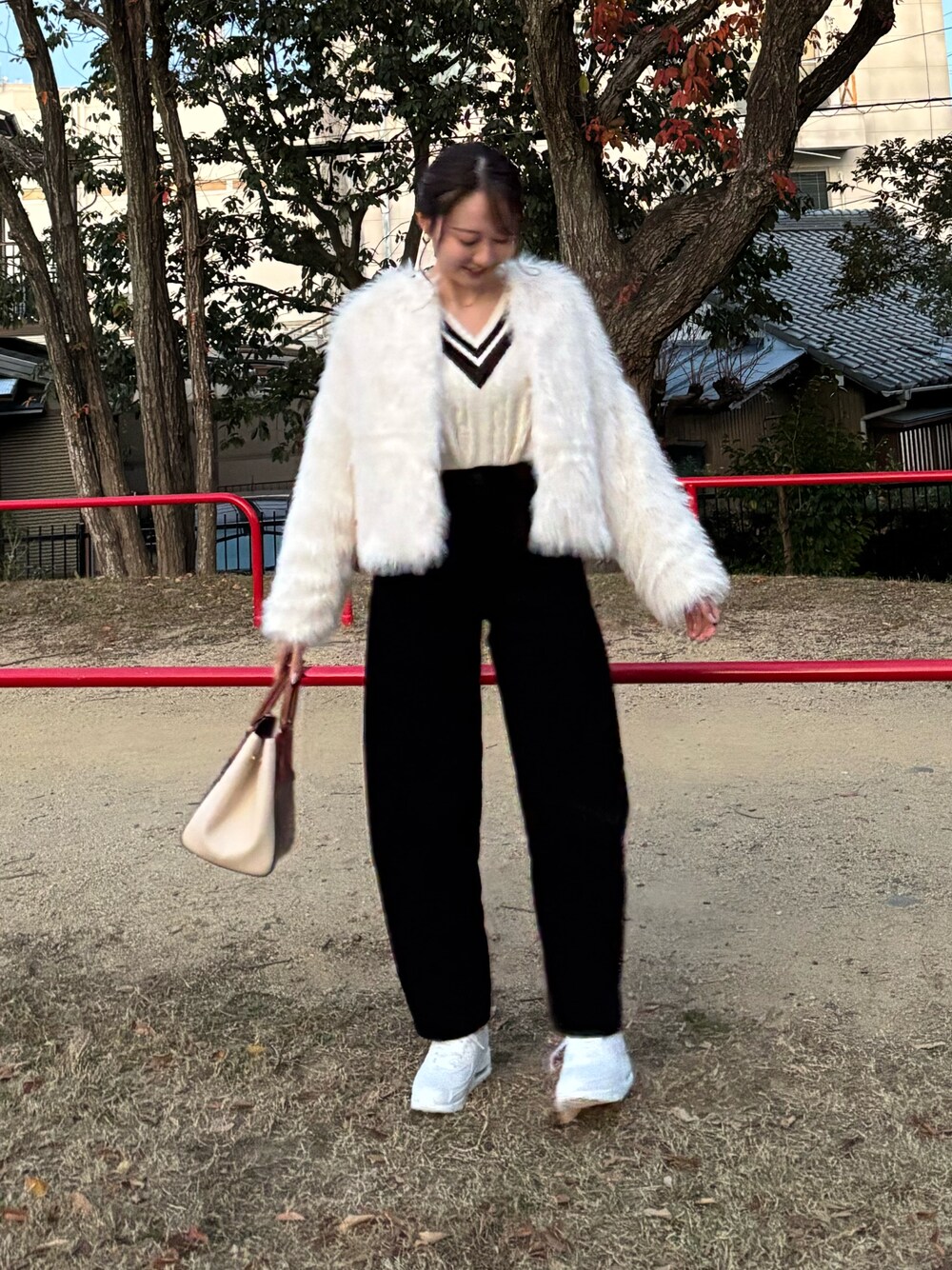 「モノトーン、冬コーデ、クリスマスに着たい服、マイベストコーデ2024、シンプルスタイル、オトナ女子、休日スタイル、お洒落さんとつながりたい、冬、シンプル、プチプラ、カジュアルガーリー、秋冬、大人ガーリー、大人ファッション」｜「rpsのアイテム（その他アウター、ホワイト系）」を使った、Airiさん（骨格ウェーブ・レディース・164cm）の冬コーディネートの1枚目の写真