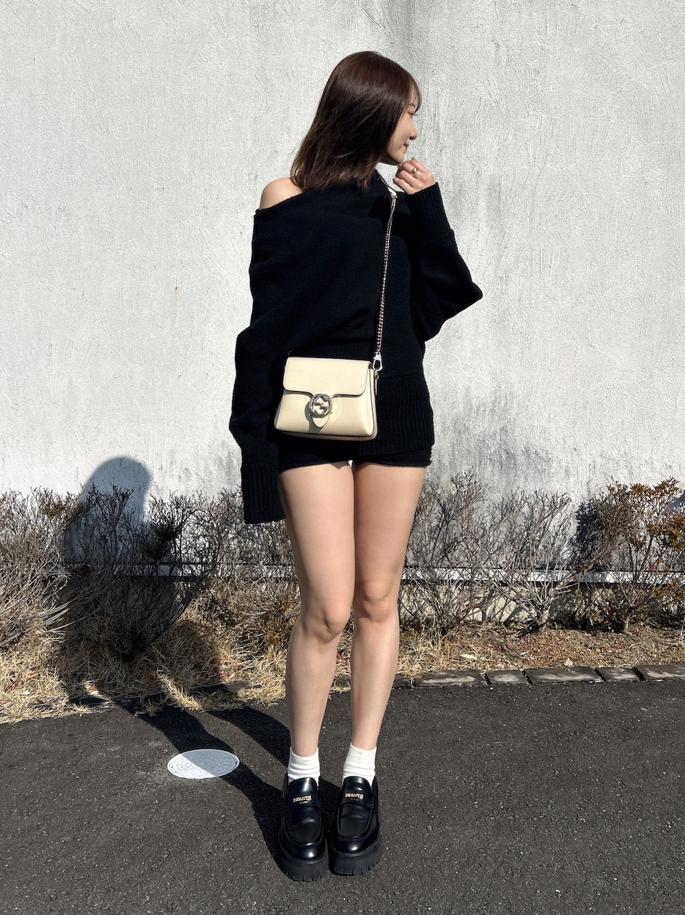 「ローファー、今日のコーデ、春色、春服コーデ、大人コーデ、おでかけコーデ、ゆるコーデ、オトナ女子、春ニット、いいね、save、フォローお願いします🤑、オトナカジュアル、ブラック、ニット、冬春コーデ、セットアップスタイル」｜「CENEの【CENE】セネ/トリプルウェブリング（リング、ゴールド系）」を使った、Airiさん（骨格ウェーブ・レディース・164cm）の春コーディネートの1枚目の写真