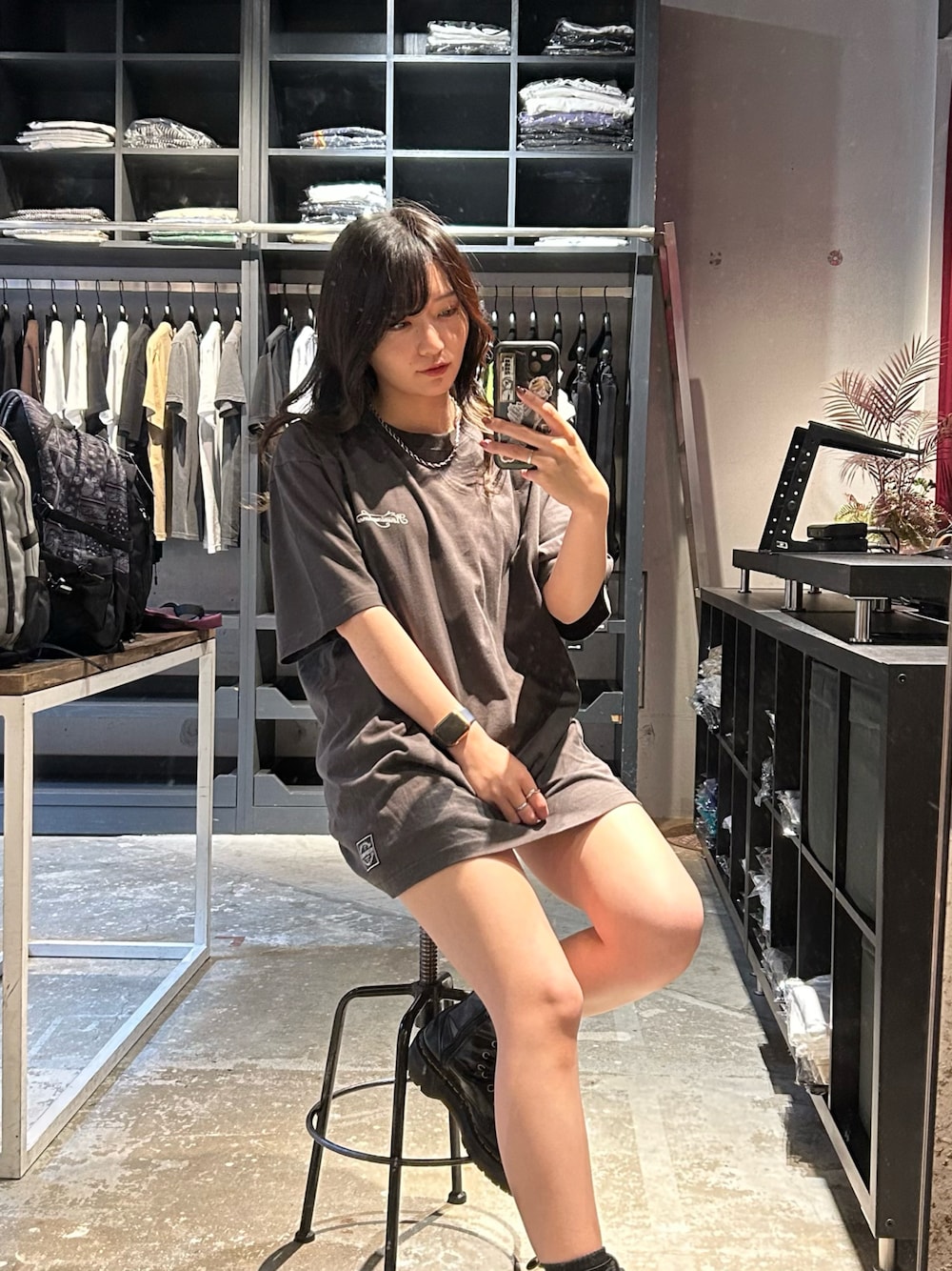 「アメカジ」｜「NineMicrophonesのThe bonds with family TEE（Tシャツ/カットソー、ブラック系）」を使った、ゆきさん（レディース・158cm）の春コーディネートの1枚目の写真