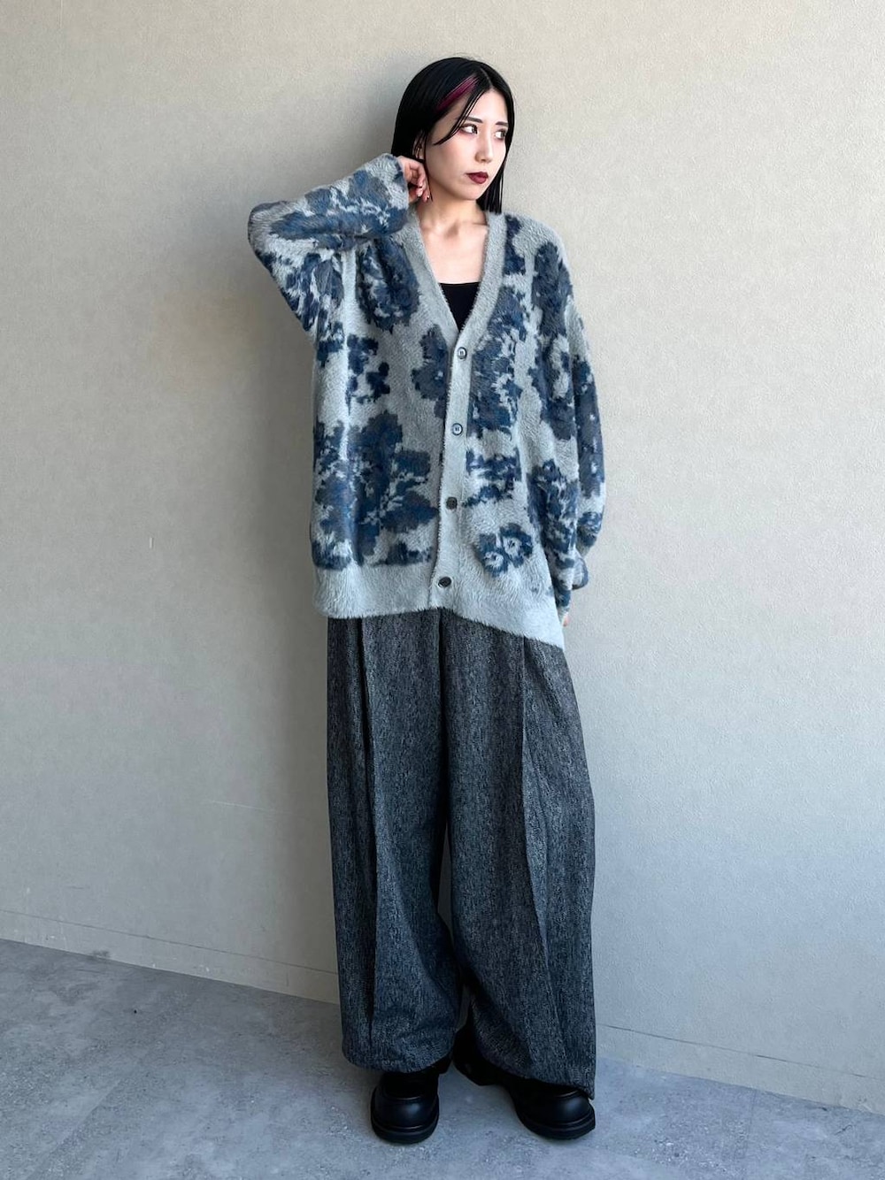 グレー系のカーディガン/ボレロ、ブラック系のスラックス、ブラック系のローファーを着用したレディースの秋コーディネートの1枚目の写真