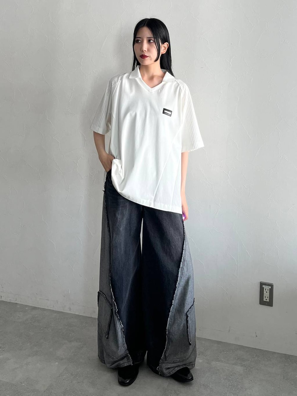 ブラック系のデニムパンツ、ホワイト系のTシャツ/カットソーを着用したレディースの夏コーディネートの1枚目の写真