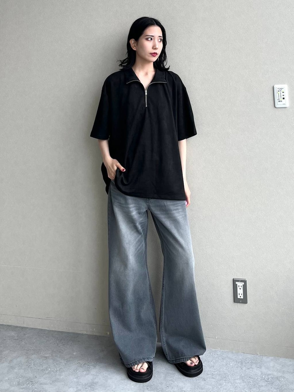 ブラック系のサンダル、グレー系のデニムパンツを着用したレディースの夏コーディネートの1枚目の写真