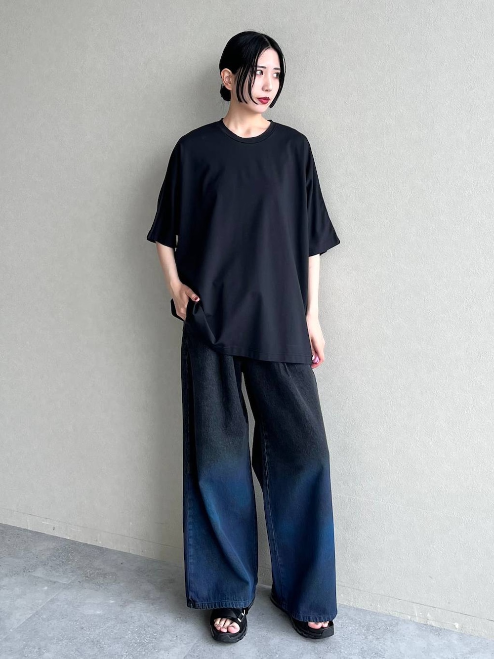 ブラック系のサンダル、ブラック系のTシャツ/カットソーを着用したレディースの夏コーディネートの1枚目の写真