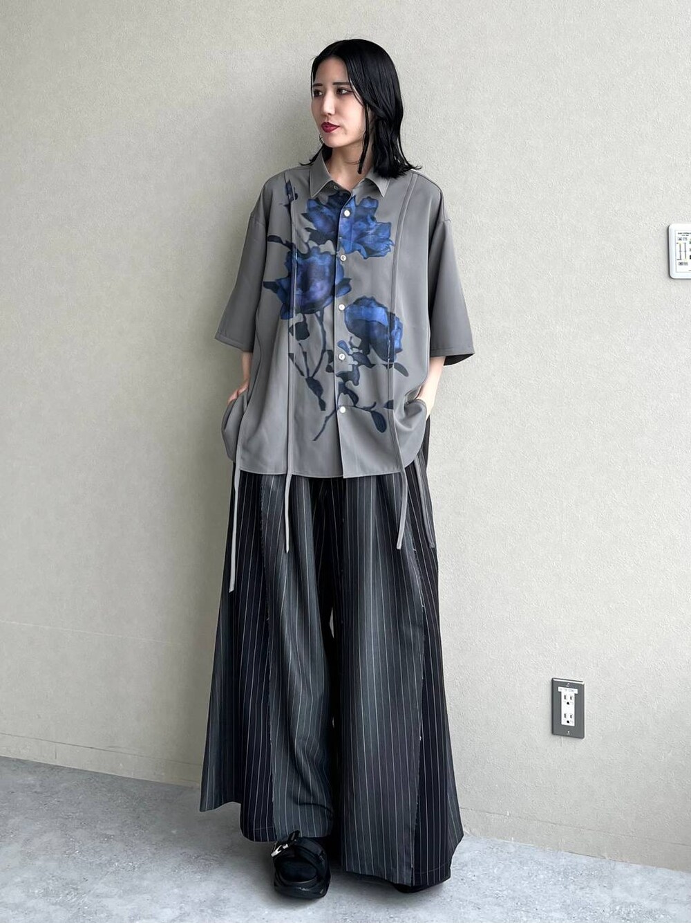 ブラック系のその他パンツ、ブラック系のサンダルを着用したレディースの夏コーディネートの1枚目の写真