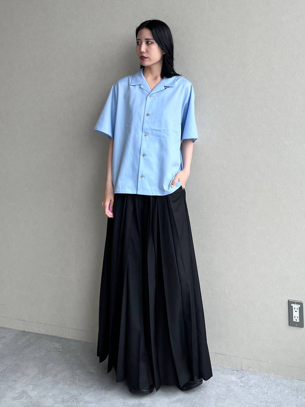 ブラック系のその他パンツ、ブラック系のサンダル、ブルー系のシャツ/ブラウスを着用したレディースの夏コーディネートの1枚目の写真