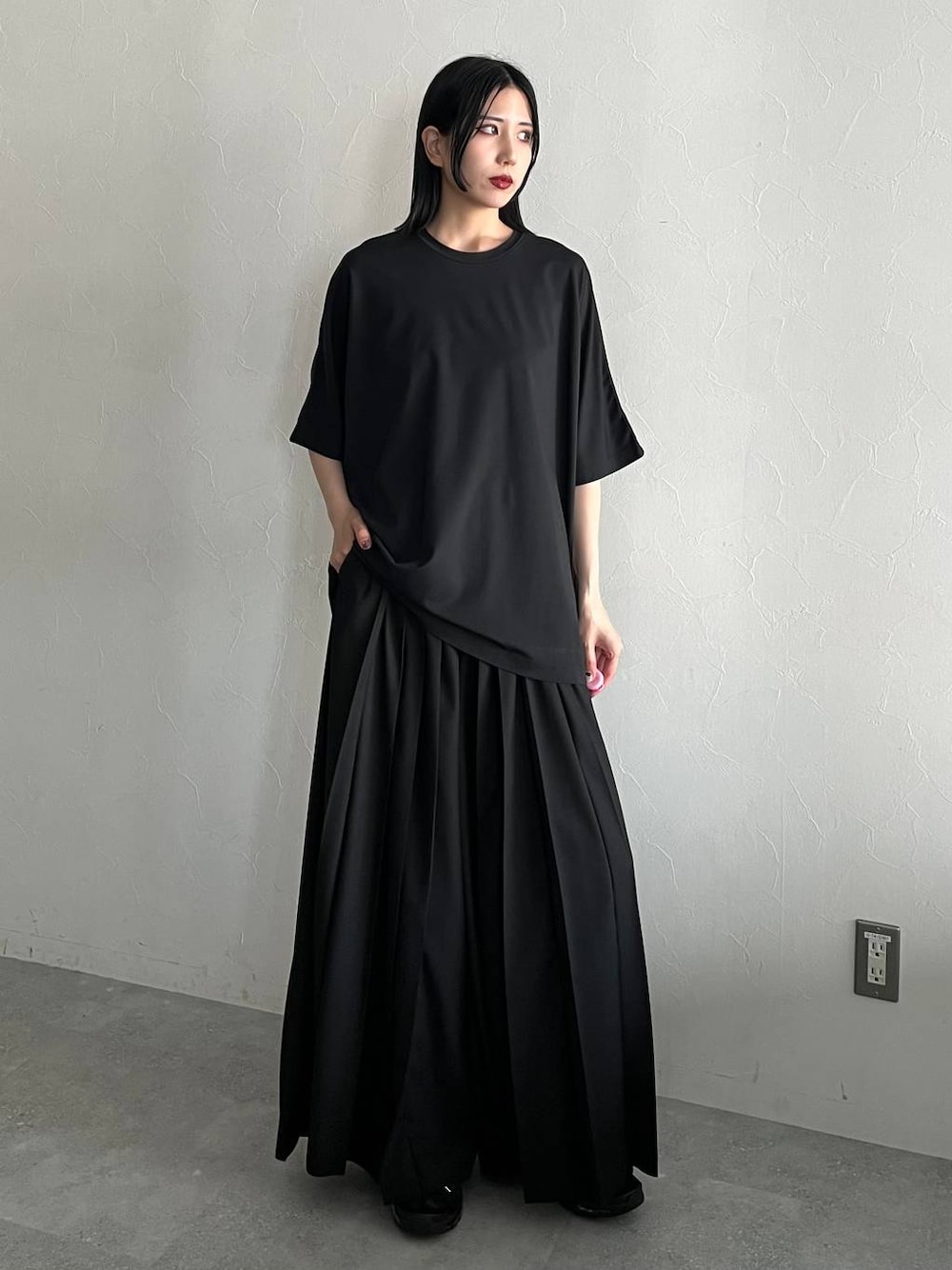 ブラック系のその他パンツ、ブラック系のサンダル、ブラック系のTシャツ/カットソーを着用したレディースの夏コーディネートの1枚目の写真