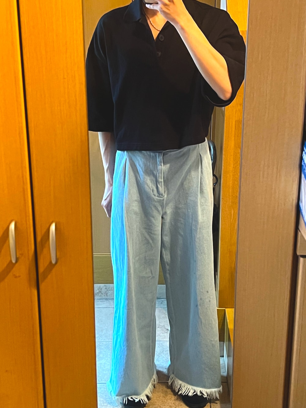 「ポロシャツ、短丈、デニム、デニムパンツ、フレアパンツ、フレアデニム、革靴、ローファー、ビットローファー、黒×青、夏コーデ」｜「GRANCYの【GRANCY】Ziplayered Wideshort Poloshirt / ジップレイヤード ワイドショート ポロシャツ（ポロシャツ、ブラック系）」を使った、たさん（メンズ・169cm）の夏コーディネートの1枚目の写真