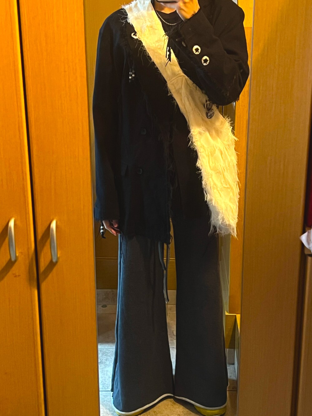 「ジャケット、テーラードジャケット、スウェットパンツ、ワイドパンツ、フレアパンツ、ワイドフレアパンツ、スニーカー、スニーカーコーデ、秋コーデ、きれいめカジュアル、休日コーデ」｜「FACCIESのFACCIES 19AW WESTERN DOUBLE BREASTED JACKET（テーラードジャケット、ブラック系）」を使った、たさん（メンズ・169cm）の秋コーディネートの1枚目の写真