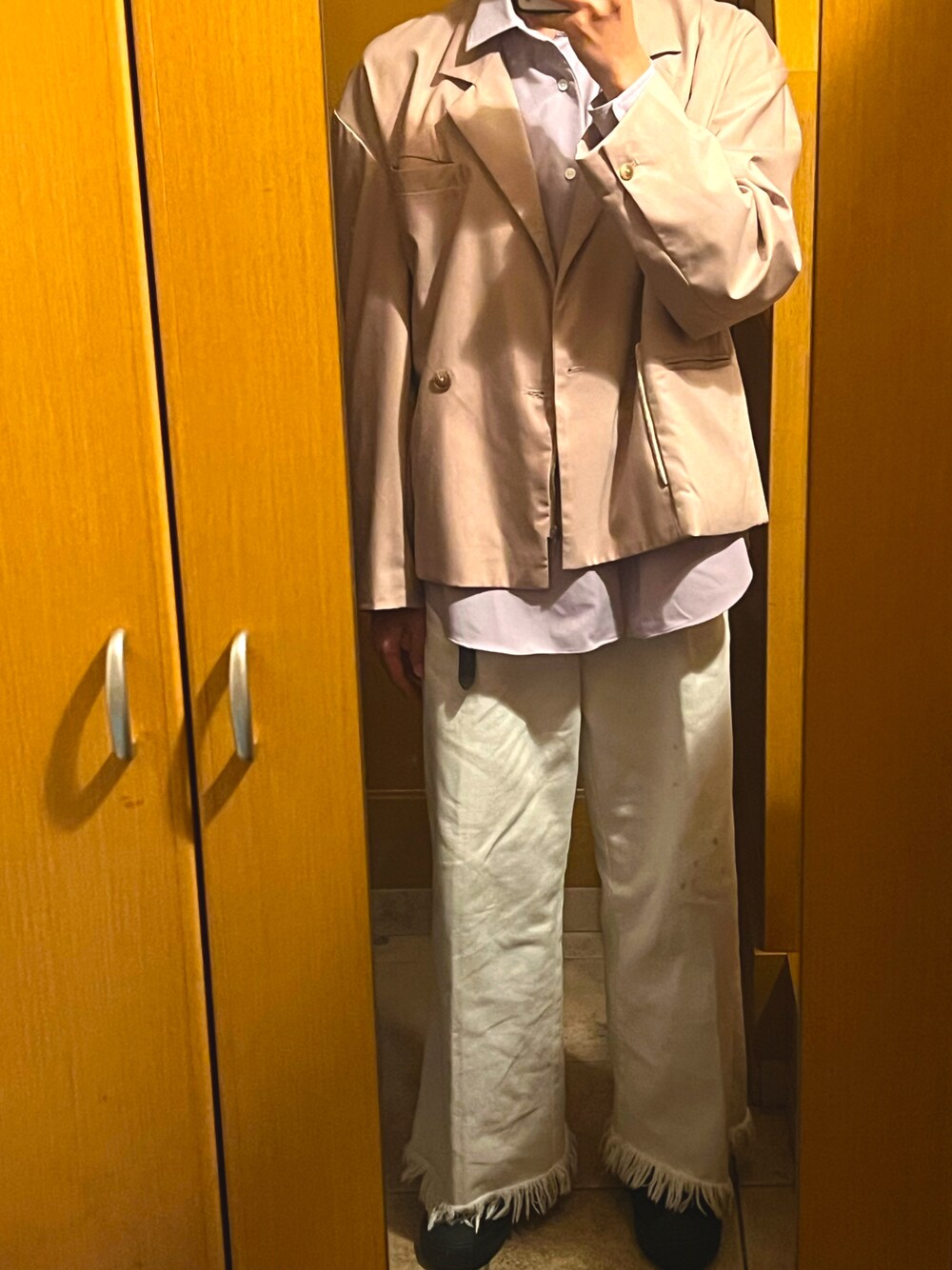「シャツ、ジャケット、テーラードジャケット、デニム、デニムパンツ、ワイドパンツ、ワイドフレアパンツ、スニーカー、きれいめカジュアル、シャツスタイル、スニーカーコーデ、淡い色コーデ、秋コーデ」｜「MAISON SPECIALの●MEN'S NON-NO 3月号掲載：《ユニセックスアイテム》【SPECIAL FACTORY コラボ】マルチファブリックオーバーサイズシャツ 【MAISON SPECIAL/メゾンスペシャル】（シャツ/ブラウス、パープル系）」を使った、たさん（メンズ・169cm）の秋コーディネートの1枚目の写真