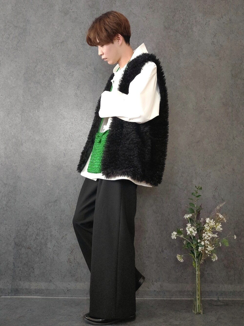 ブラック系のスラックス、ブラック系のブーツ、ホワイト系のパーカーを着用したメンズの秋コーディネートの1枚目の写真