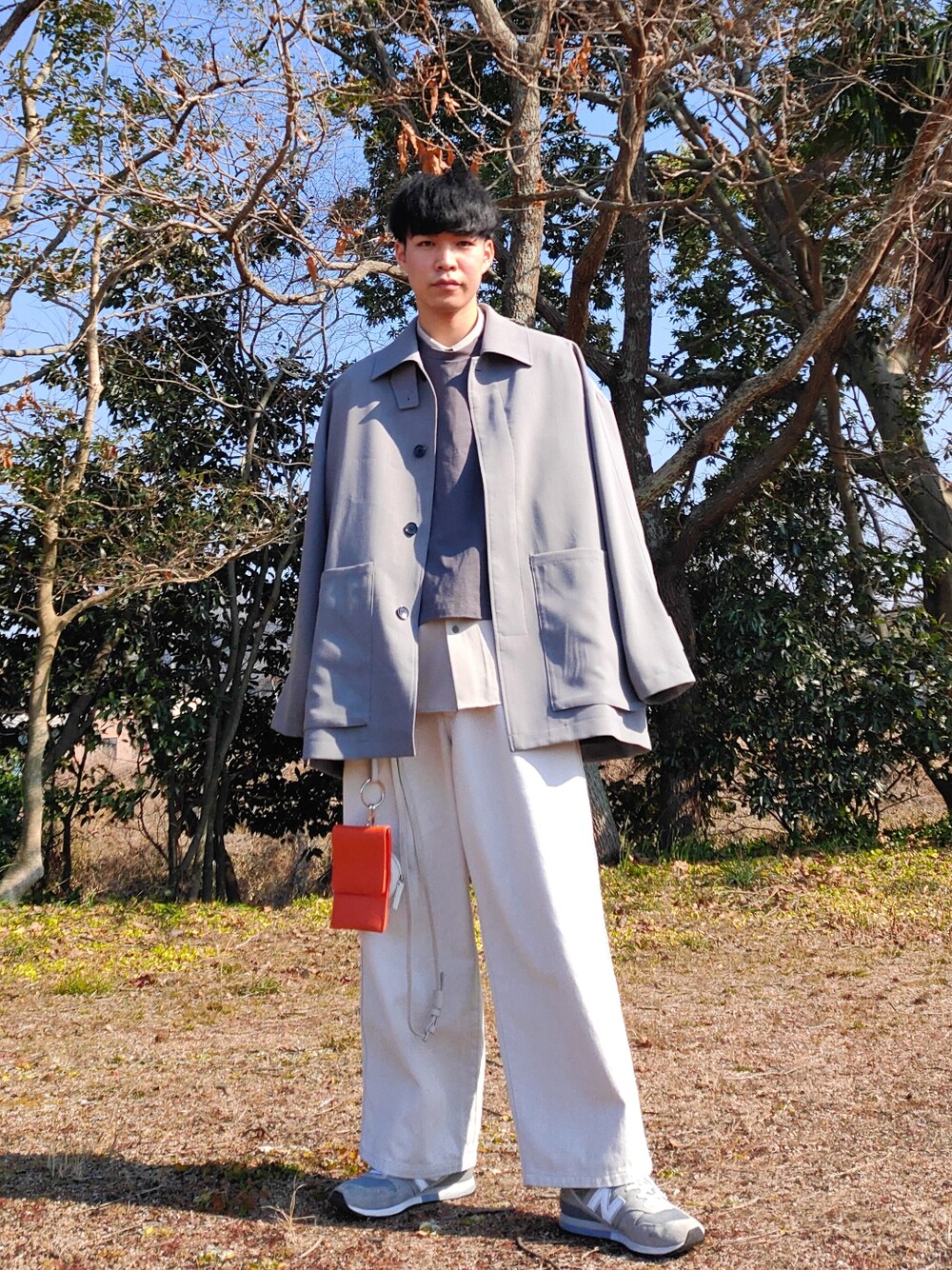 グレー系のTシャツ/カットソー、グレー系のシャツ/ブラウス、グレー系のブルゾンを着用したメンズの春コーディネートの1枚目の写真