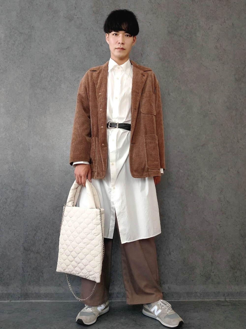 ブラウン系のその他パンツ、グレー系のスニーカー、ホワイト系のシャツ/ブラウスを着用したメンズの秋コーディネートの1枚目の写真