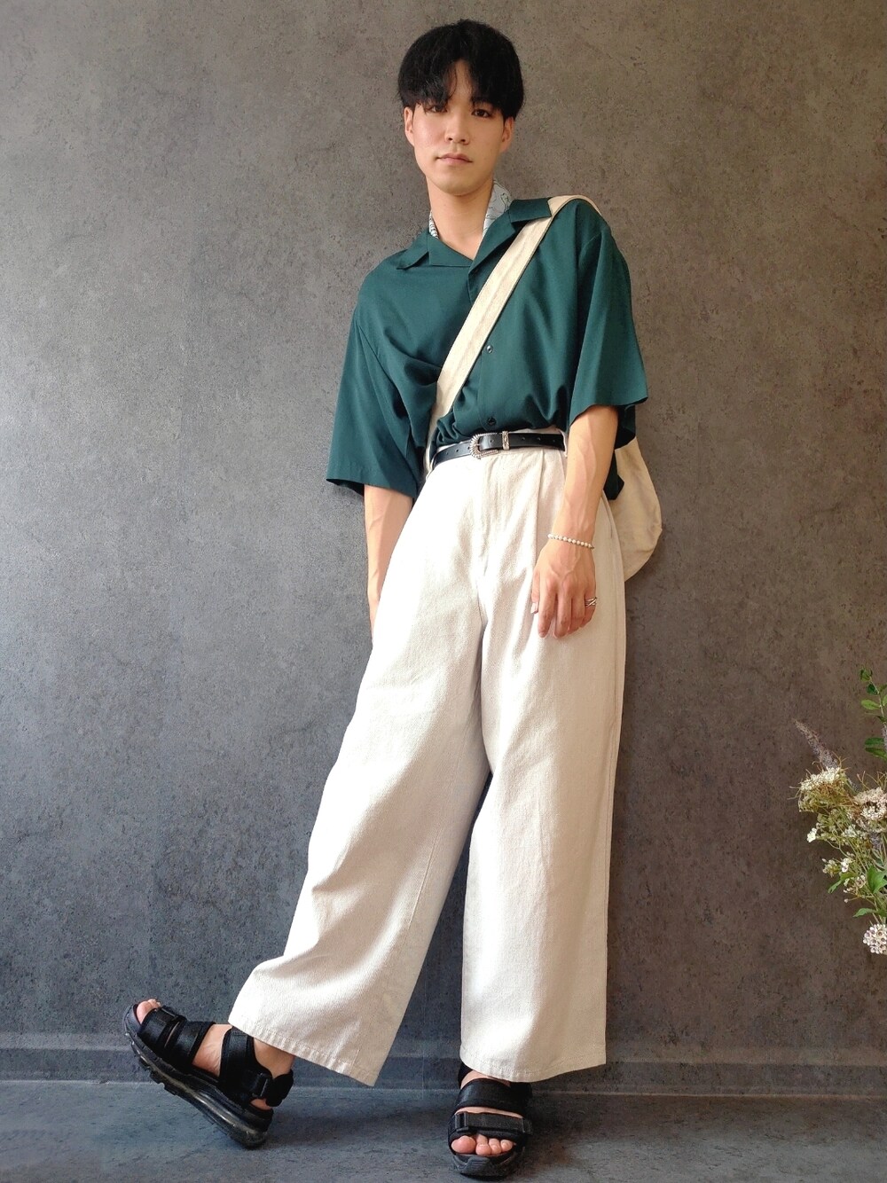 ブラック系のサンダル、ホワイト系のスラックス、グリーン系のシャツ/ブラウスを着用したメンズの春コーディネートの1枚目の写真