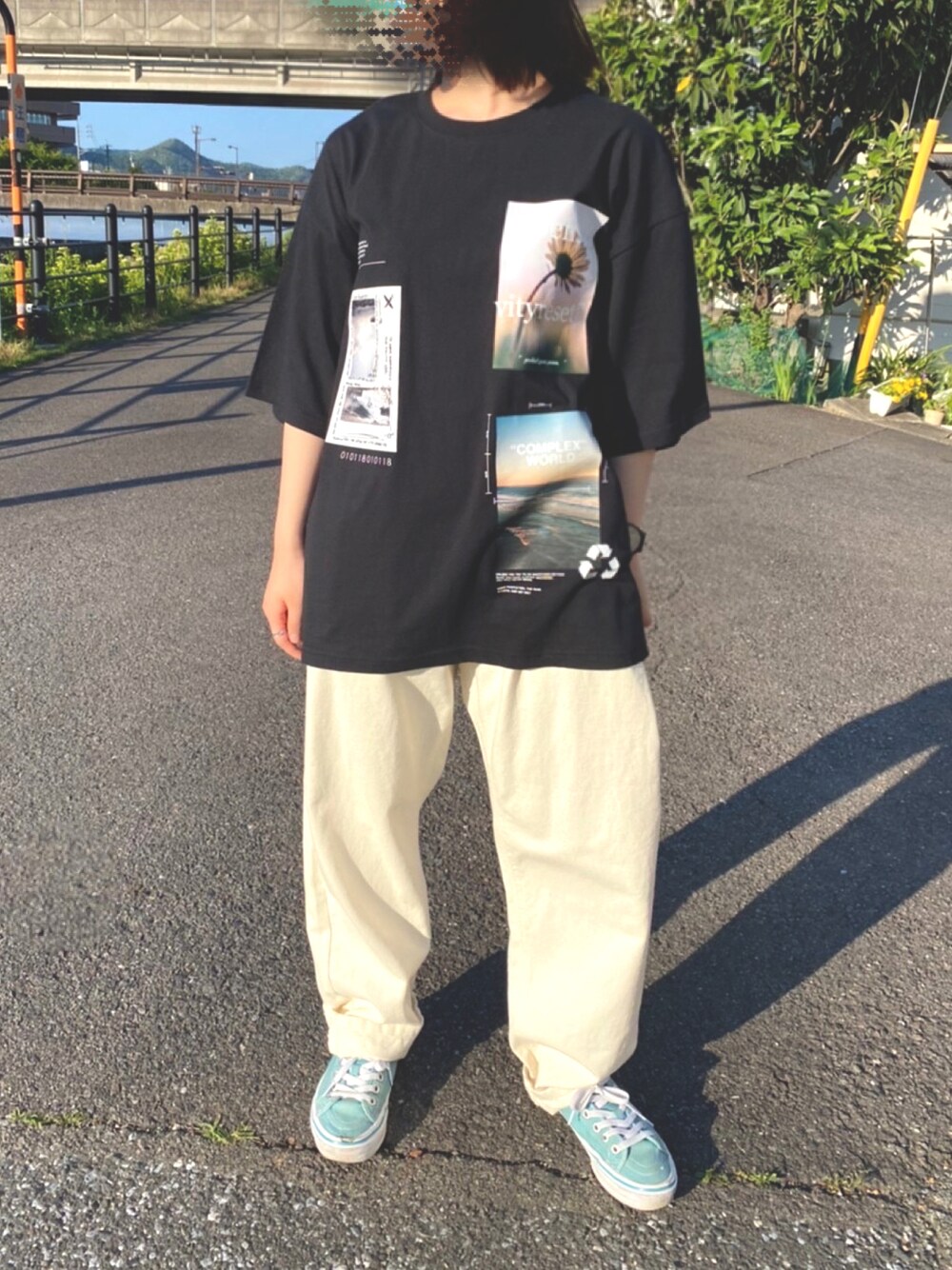 「カジュアル、フォトプリント、フォトＴシャツ」｜「improvesのデコレーション フォトプリント Tシャツ（Tシャツ/カットソー、ブラック系）」を使った、焼きどんぐりさん（レディース・153cm）の春コーディネートの1枚目の写真