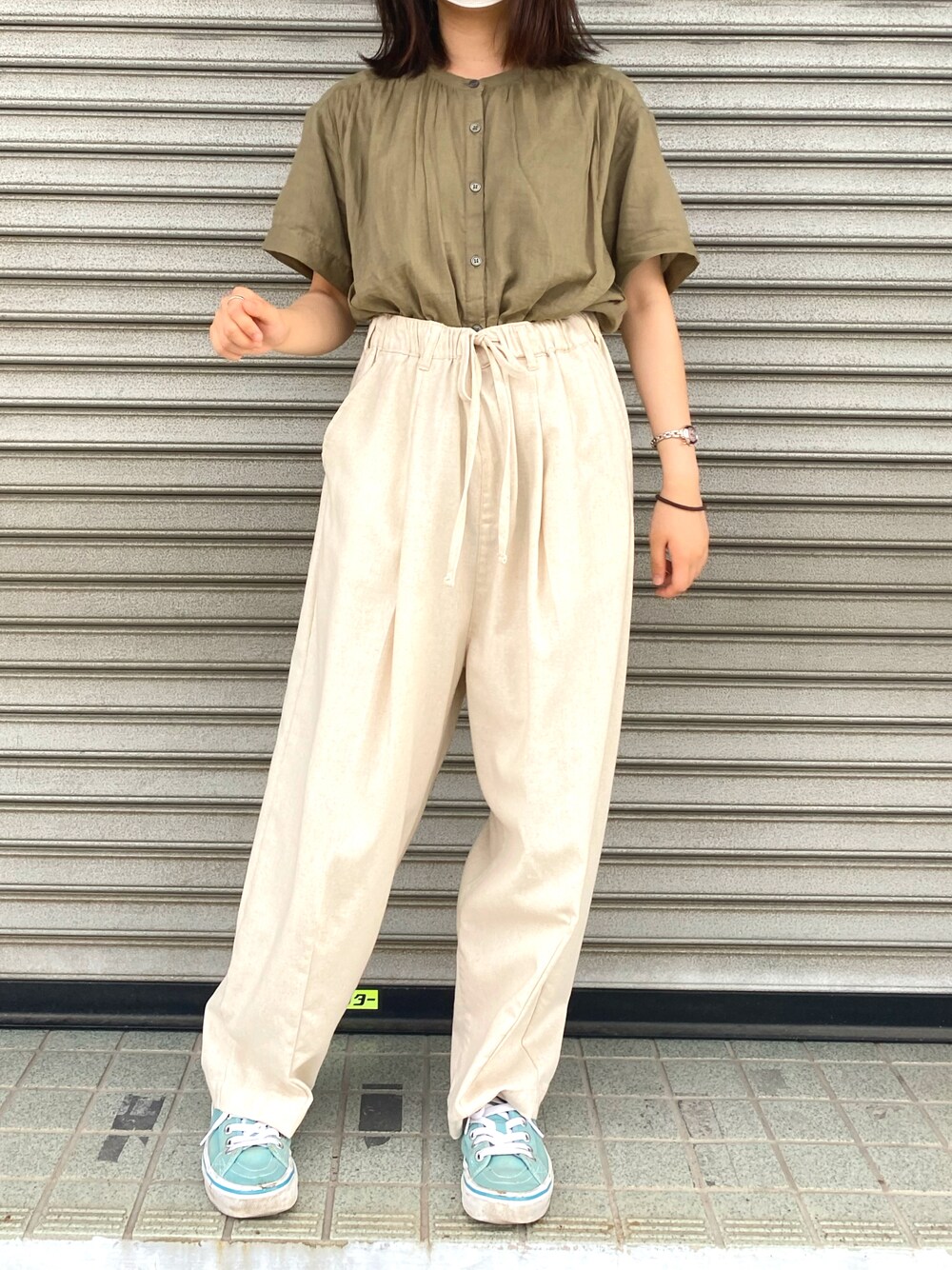 「イージーパンツ、麻、シャツスタイル、カーキ、バルーンシルエット」｜「improvesの綿麻 アンクル丈 バルーンシルエット ワイド イージーパンツ（その他パンツ、ベージュ系）」を使った、焼きどんぐりさん（レディース・153cm）の夏コーディネートの1枚目の写真