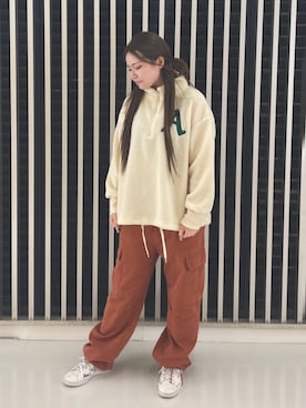 「アイテム（カーゴパンツ、レッド系）」を使った、YUUKIさん（レディース・157cm）の秋コーディネート