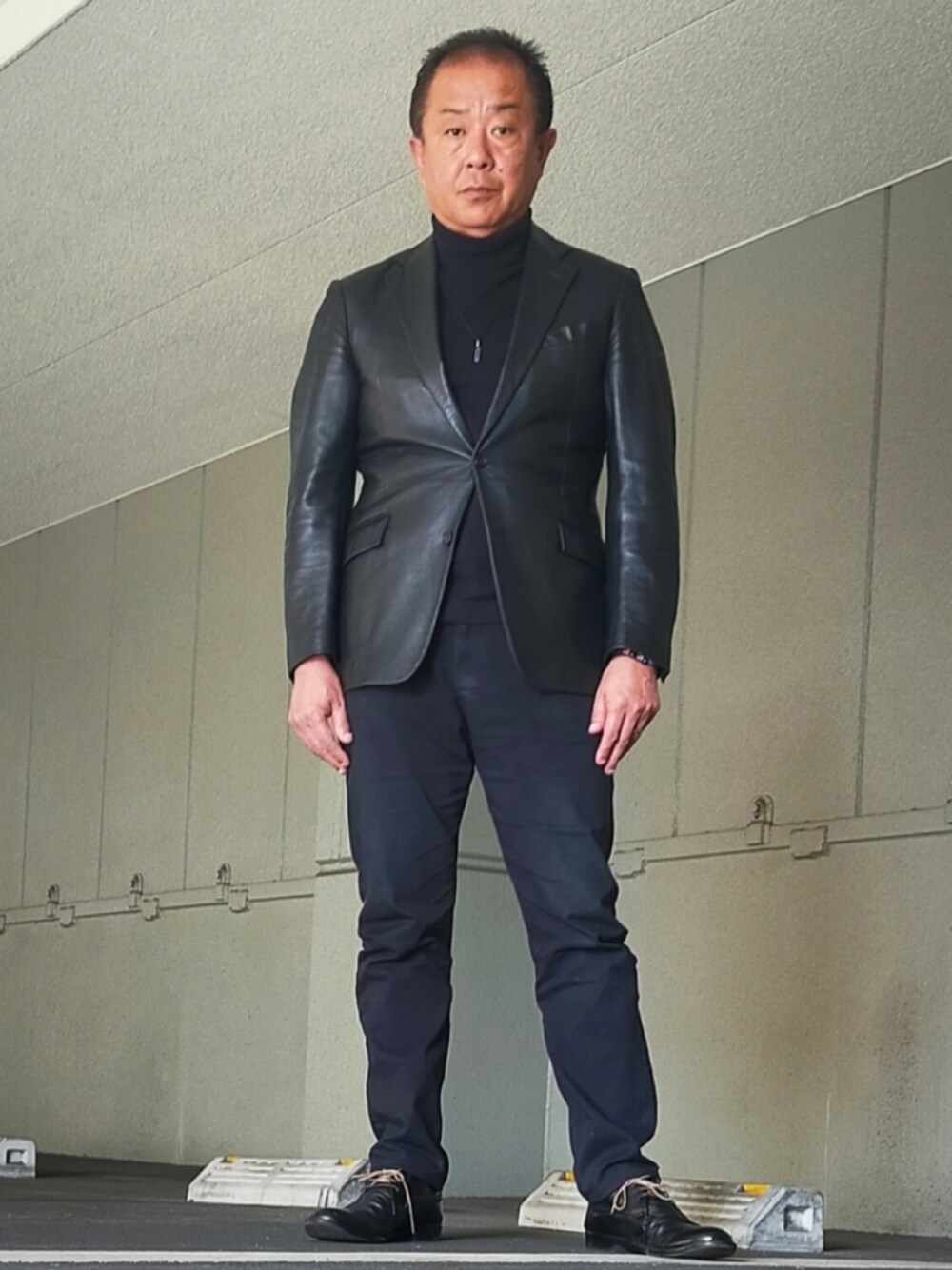 「今日のコーデ、メンズファッション、大人カジュアル、休日コーデ、シンプルスタイル、ブラック、ブラックコーデ、レザージャケット、レザー」｜「Harrodsのアイテム（テーラードジャケット、ブラック系）」を使った、takewearさん（メンズ・174cm）の春コーディネートの1枚目の写真