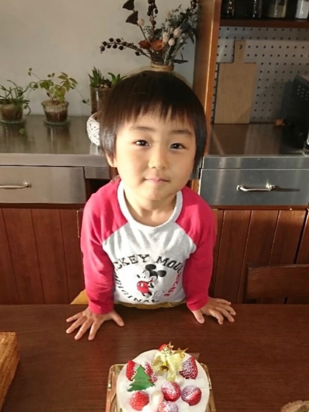 「自宅にて、キッズコーデ、男の子」｜「no brandのアイテム（トップス、その他）」を使った、れんれんこさん（キッズ・120cm）の夏コーディネートの1枚目の写真