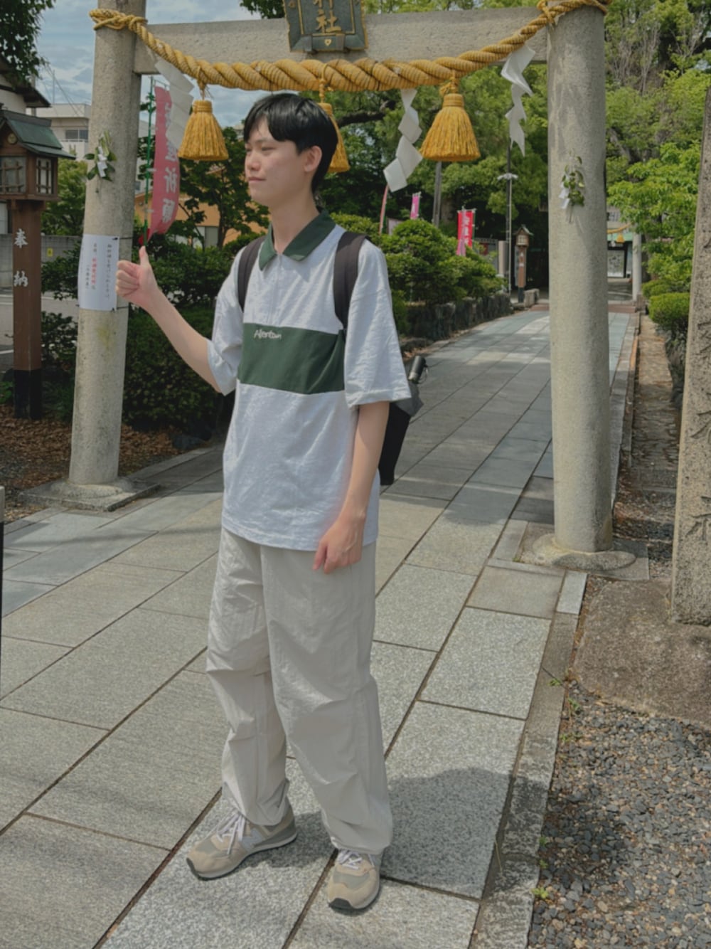 ホワイト系のTシャツ/カットソー、グレー系のパンツ、ホワイト系のスニーカーを着用したメンズの夏コーディネートの1枚目の写真