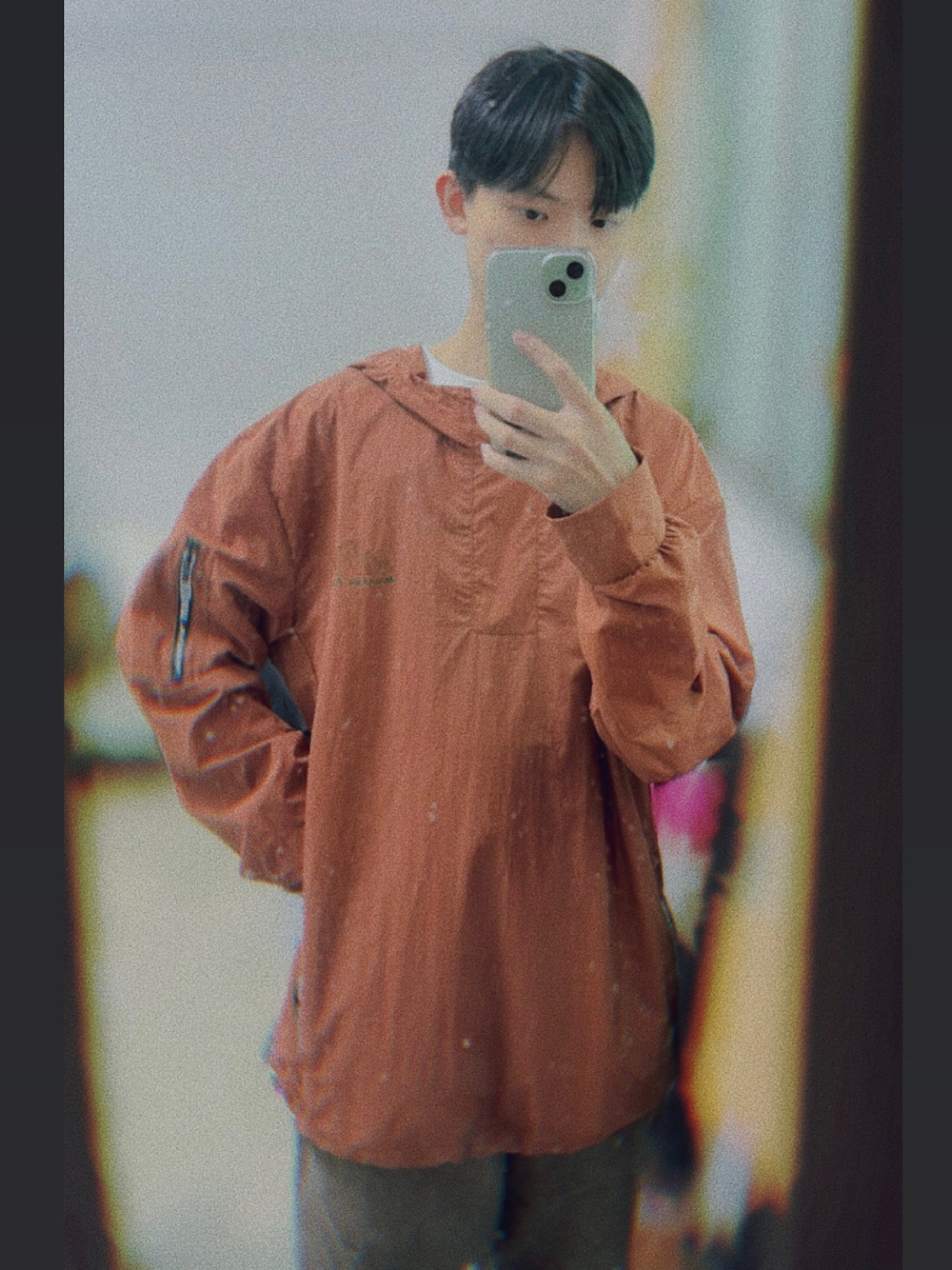 「おしゃれさんと繋がりたい、メンズコーデ、シンプルコーデ、初夏コーデ、UNIQLO、GU、しまむらコーデ、しまむら、アウトドア」｜「しまむらのアイテム（マウンテンパーカー、オレンジ系）」を使った、夫捏さん（メンズ・176cm）の春コーディネートの1枚目の写真