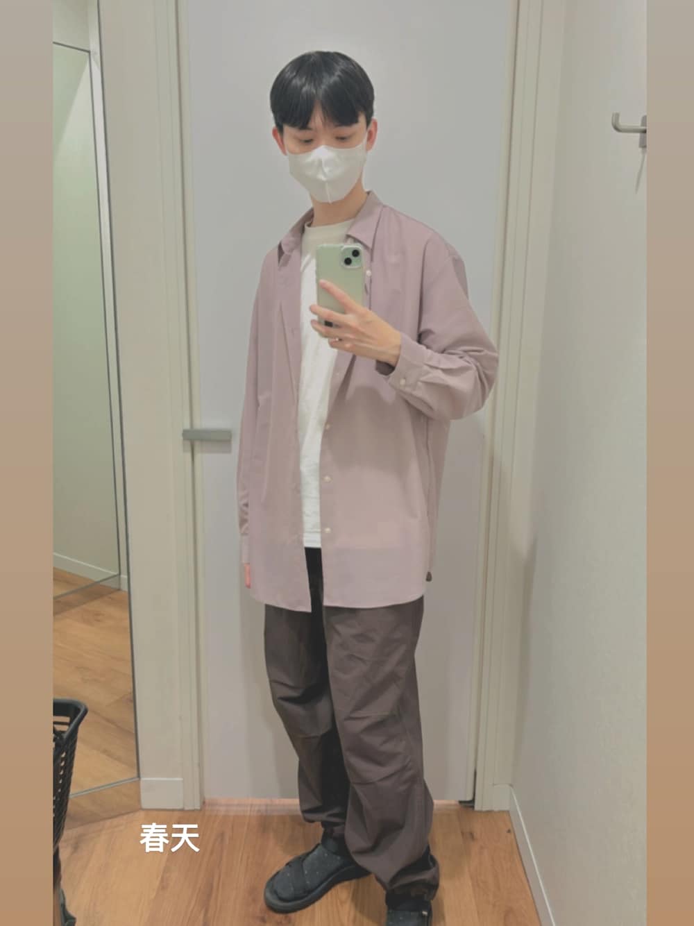 ピンク系のシャツ/ブラウス、ブラウン系のその他パンツ、ブラック系のサンダルを着用したメンズの春コーディネートの1枚目の写真