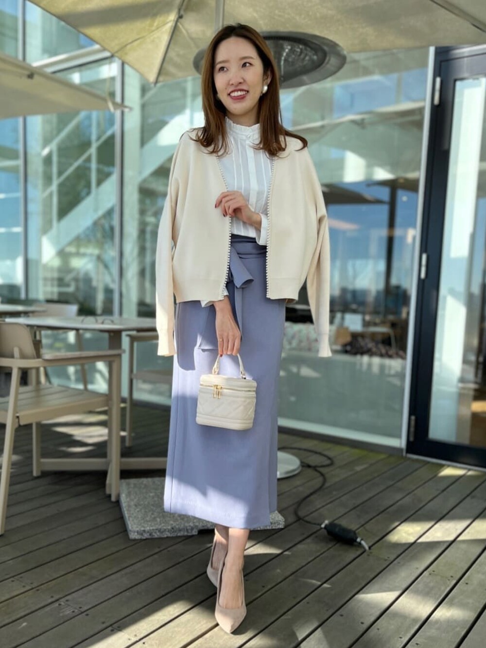 「プチプラ、春服みてみて、休日スタイル、春アウター、パステル映える春、シャツスタイル、シンプルコーデ、カーディガン、きれいめカジュアル、オフィスカジュアル、フェミニン、デート、大人カジュアル、クチュールブローチ、couture brooch」｜「couture broochの【大人気！あったら便利な着映えカーディガン】フェイクパールトリミングカーディガン（カーディガン/ボレロ、ホワイト系）」を使った、Couture Broochさん（レディース）の春コーディネートの1枚目の写真