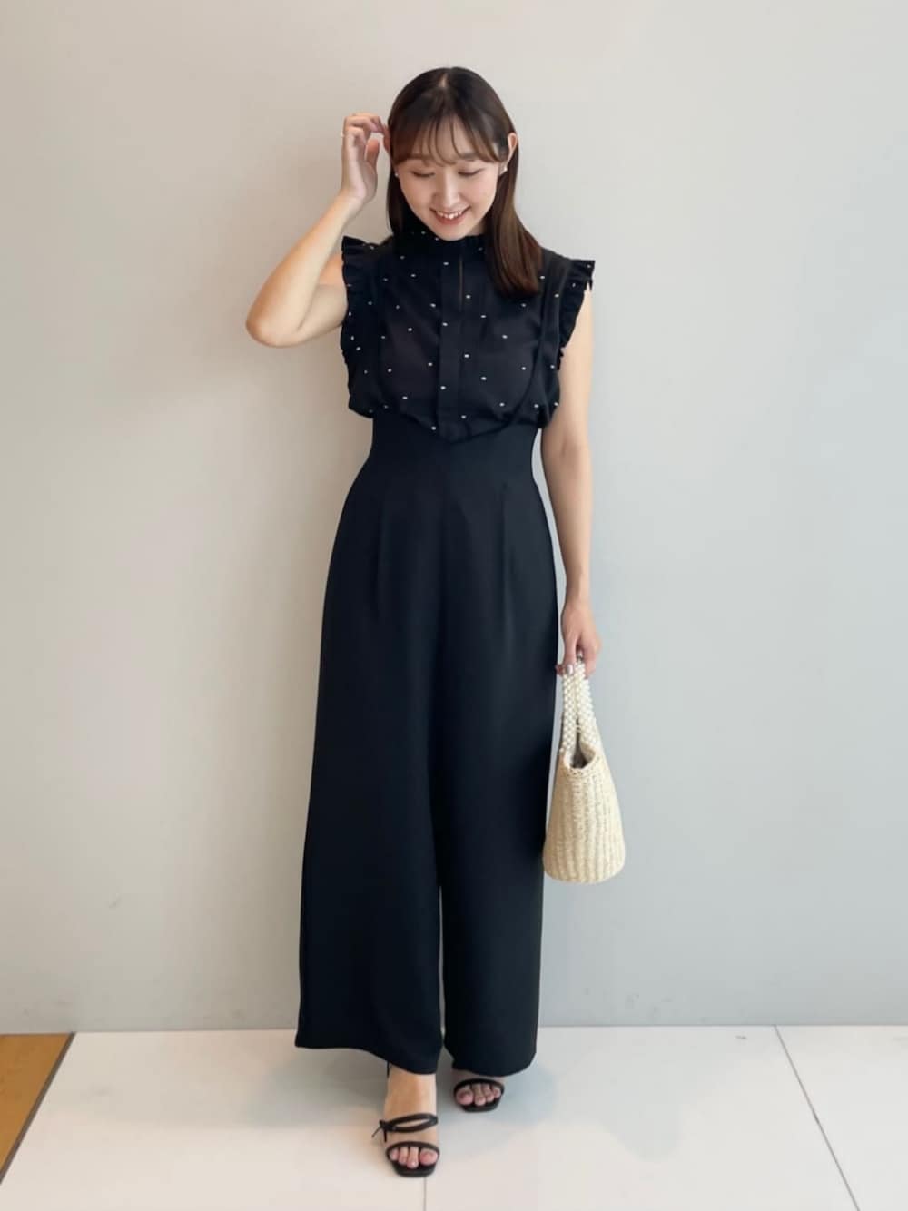 ブラック系のサロペット/オーバーオール、ブラック系のシャツ/ブラウスを着用したレディースの春コーディネートの1枚目の写真