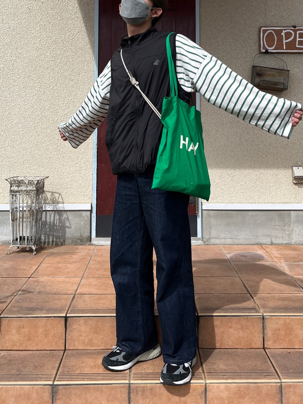 「シンプルコーデ、おしゃれさんと繋がりたい、低身長男子、2022秋冬」｜「WHO'S WHO galleryの【KOOKY'N/クーキー】BRONXナイロンベスト（ベスト、ブラック系）」を使った、luuuuu07さん（メンズ・167cm）の冬コーディネートの1枚目の写真