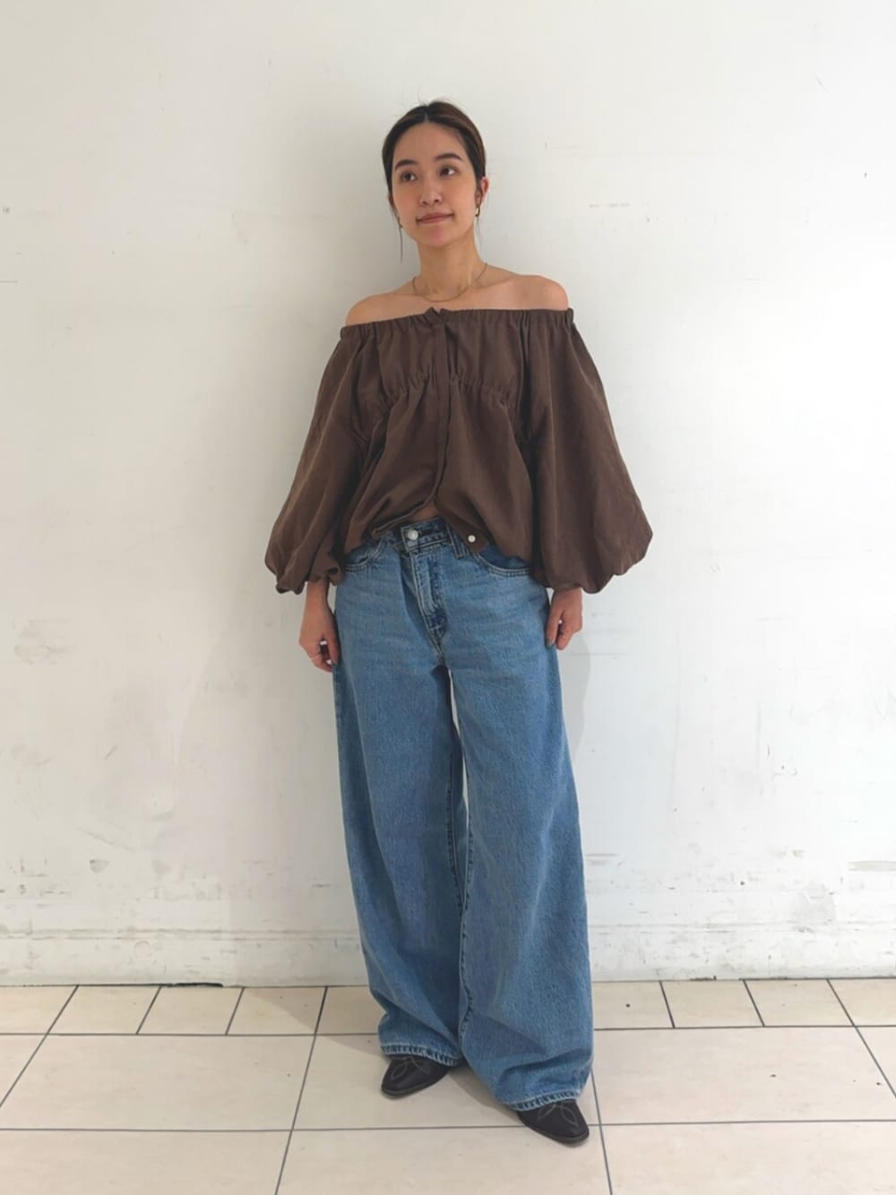 ブラック系のその他シューズ、ブラウン系のシャツ/ブラウス、ブルー系のデニムパンツを着用したレディースの夏コーディネートの1枚目の写真