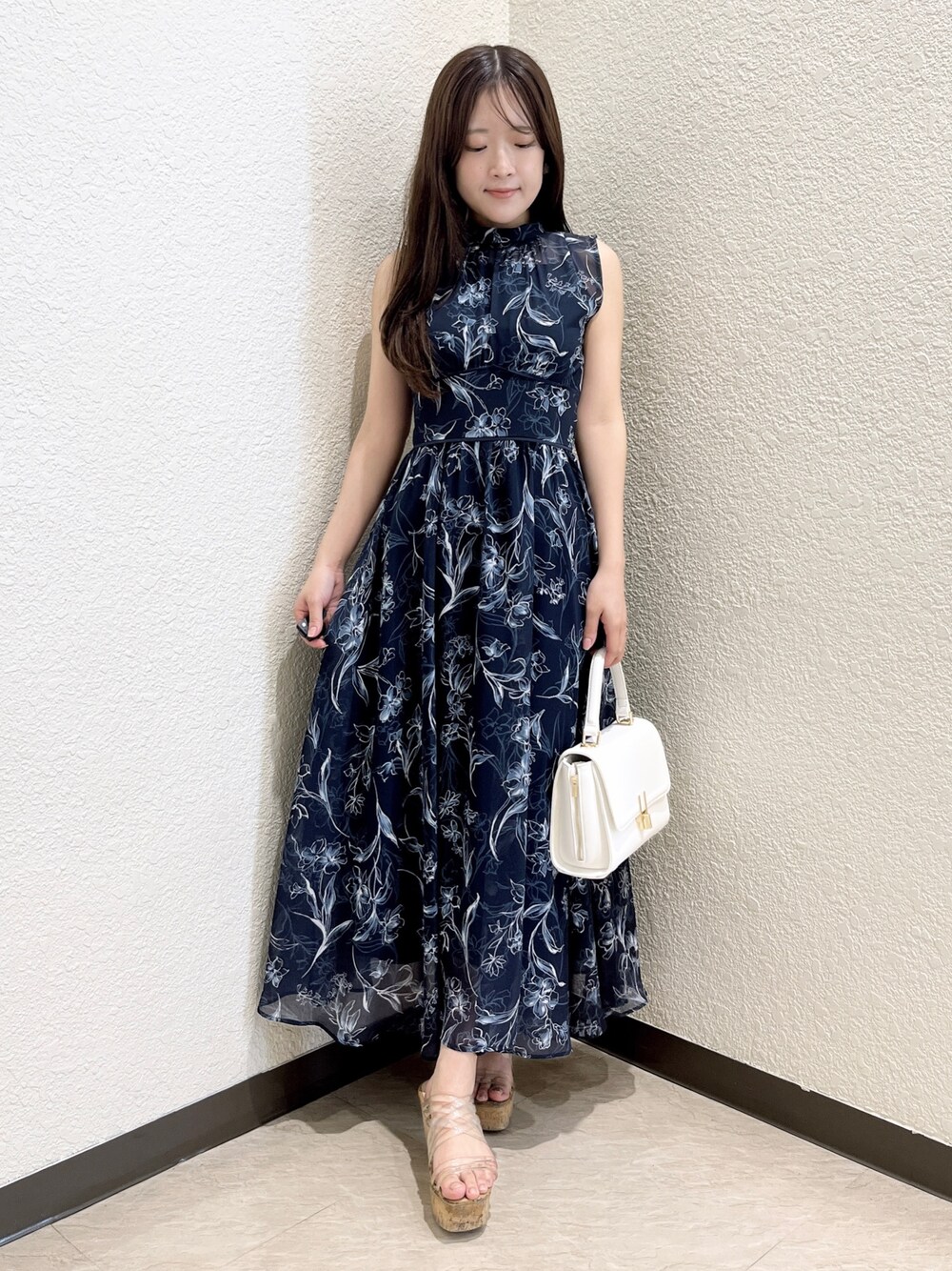 ブルー系のワンピース、ホワイト系のハンドバッグ、その他のサンダルを着用したレディースの夏コーディネートの1枚目の写真