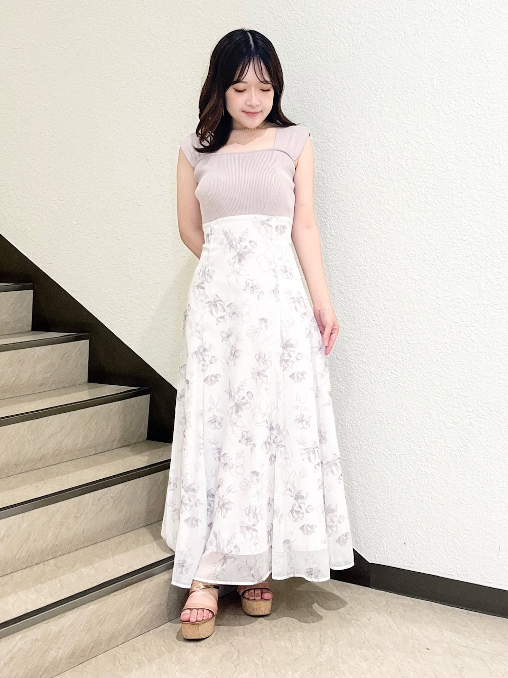 ブラウン系のサンダル、ベージュ系のワンピースを着用したレディースの夏コーディネートの1枚目の写真