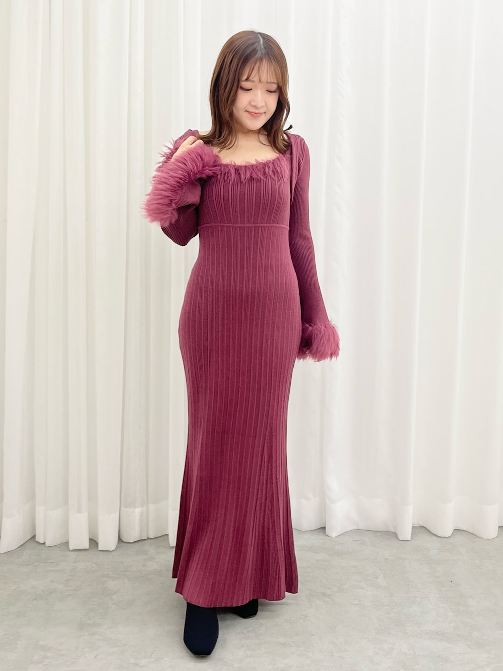 ピンク系のワンピース、ブラック系のブーツを着用したレディースの夏コーディネートの1枚目の写真