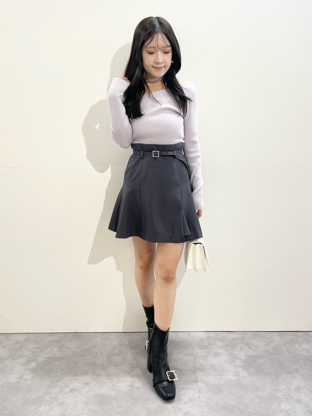 グレー系のその他パンツ、ホワイト系のショルダーバッグ、ブラック系のブーツを着用したレディースの冬コーディネートの1枚目の写真