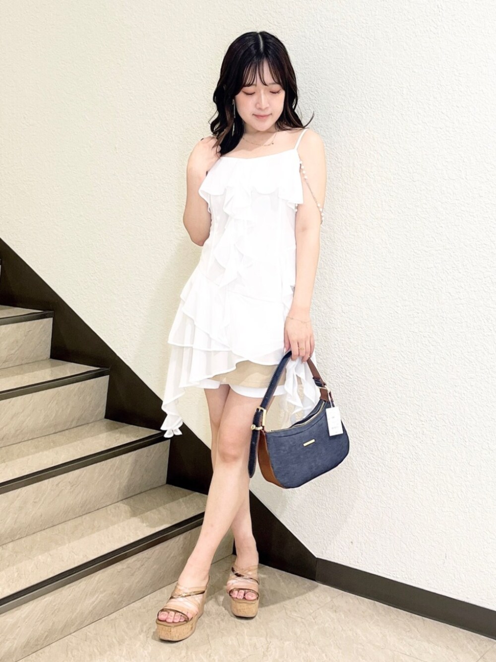 ブラウン系のサンダル、ホワイト系のシャツ/ブラウス、ベージュ系のスカートを着用したレディースの夏コーディネートの1枚目の写真