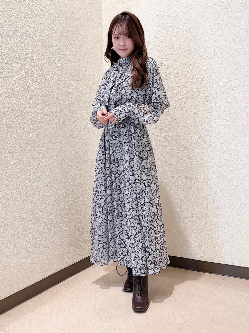 ブラック系のワンピースを着用したレディースの冬コーディネートの1枚目の写真