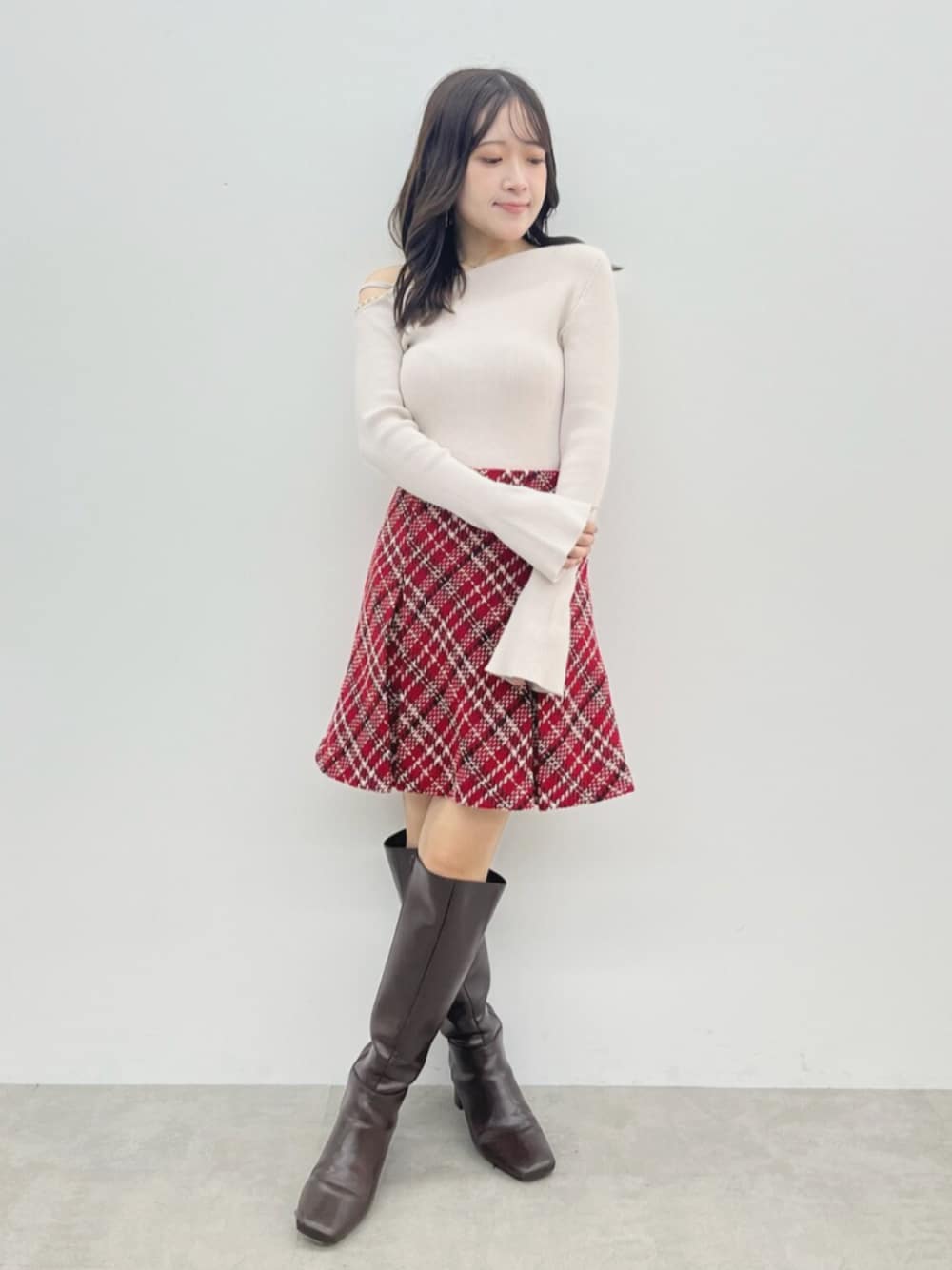 ベージュ系のニット/セーター、レッド系のその他パンツを着用したレディースの秋コーディネートの1枚目の写真