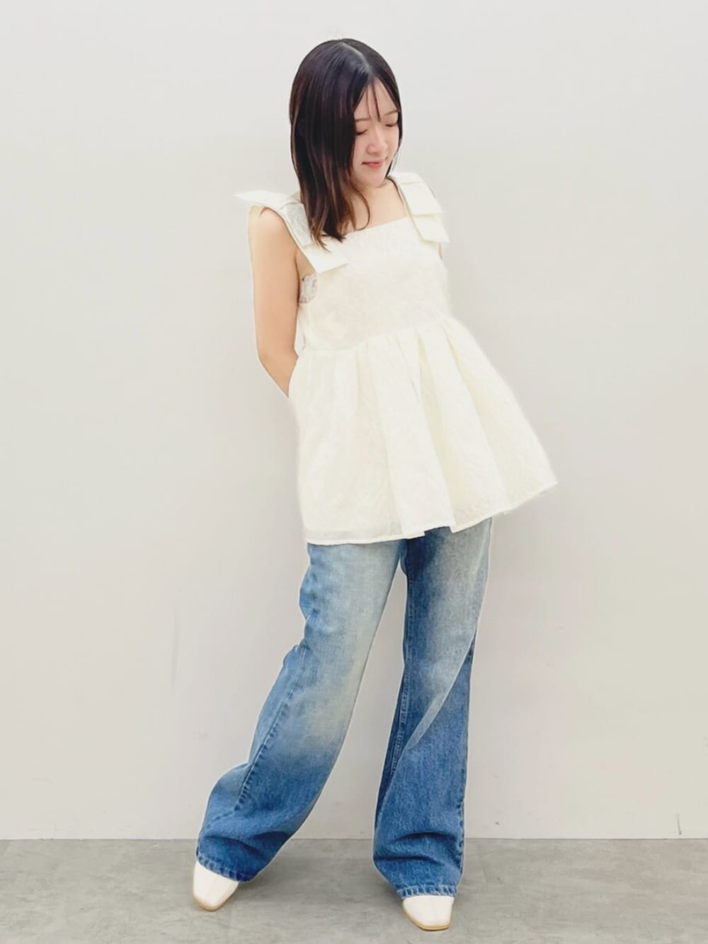 ホワイト系のシャツ/ブラウス、ブルー系のデニムパンツを着用したレディースの夏コーディネートの1枚目の写真