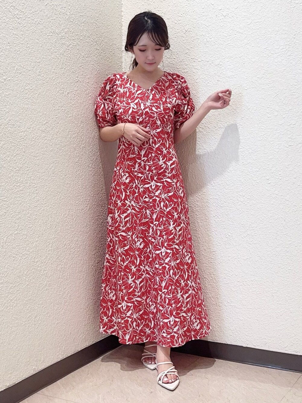 レッド系のワンピース、ホワイト系のサンダルを着用したレディースの春コーディネートの1枚目の写真