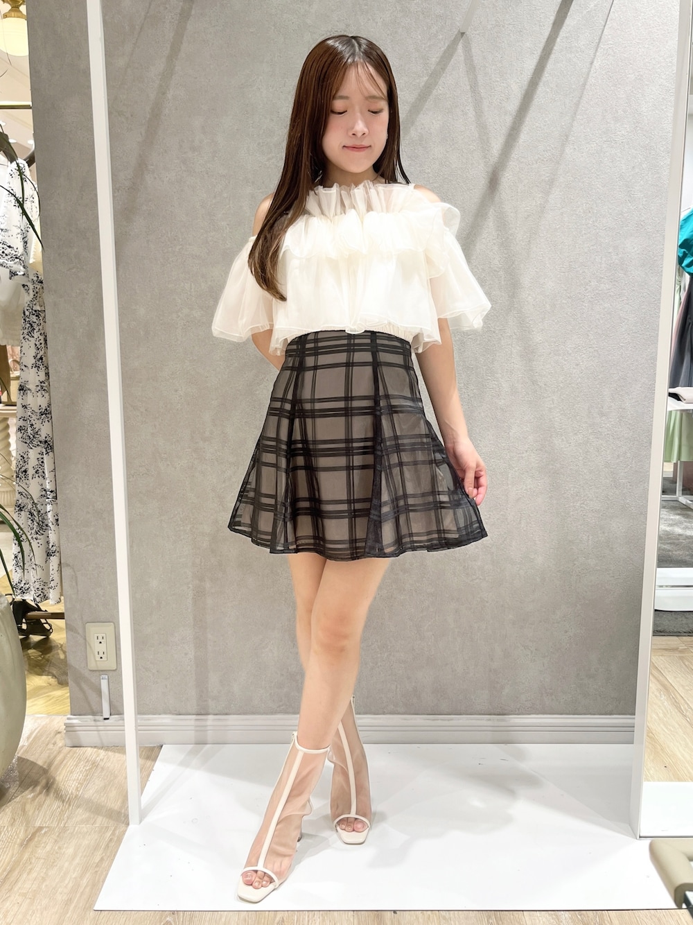 ホワイト系のシャツ/ブラウス、ブラック系のその他パンツ、ホワイト系のブーツを着用したレディースの夏コーディネートの1枚目の写真