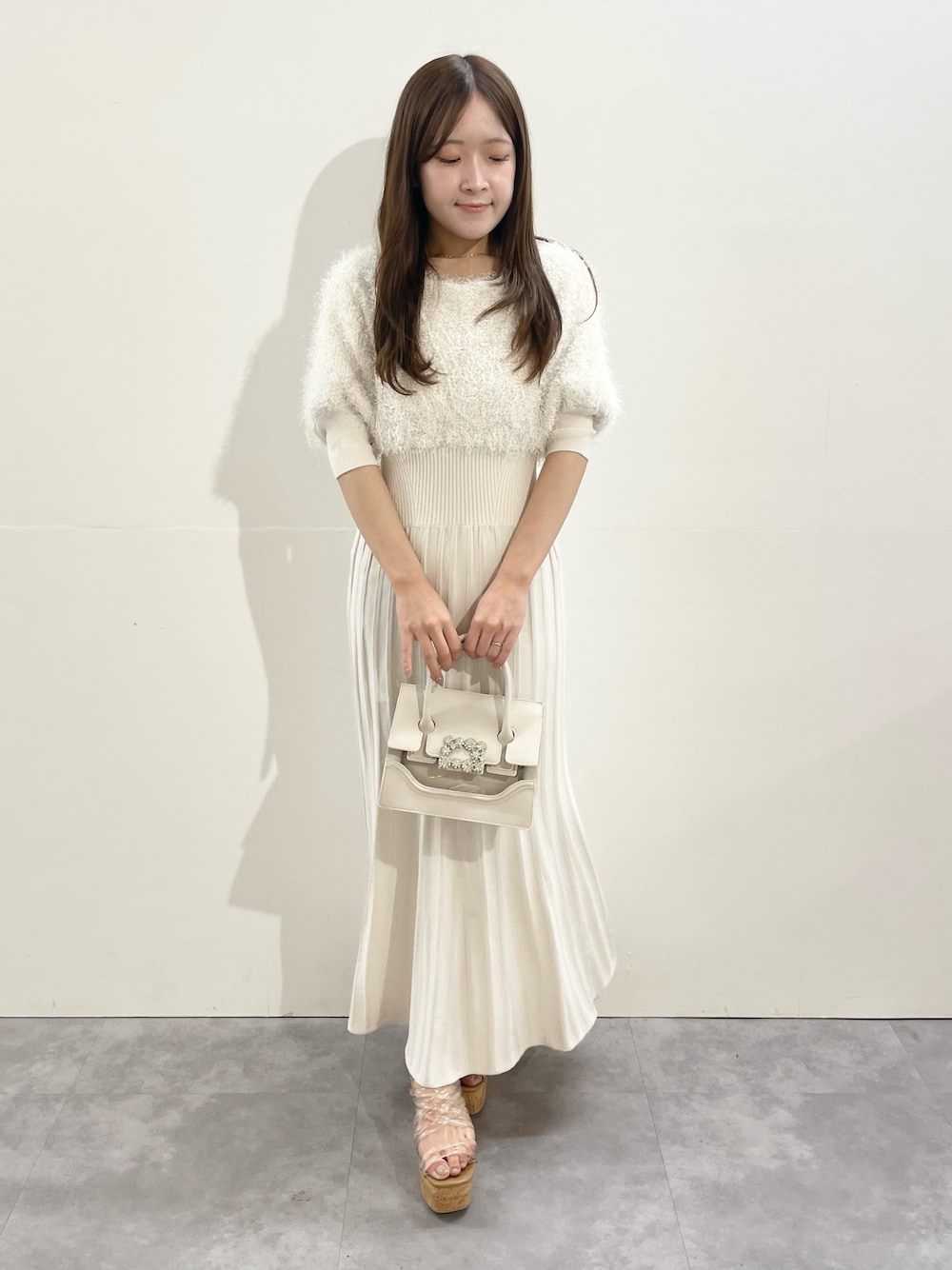 ホワイト系のワンピース、ベージュ系のショルダーバッグ、その他のサンダルを着用したレディースの春コーディネートの1枚目の写真