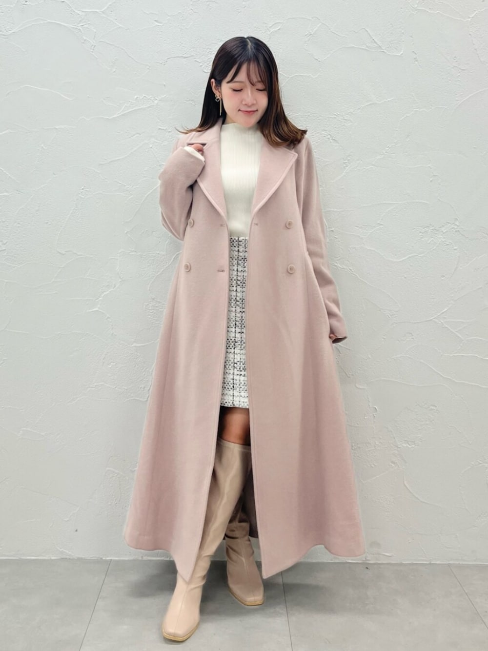 ベージュ系のその他アウター、ホワイト系のニット/セーター、ホワイト系のスカートを着用したレディースの秋コーディネートの1枚目の写真