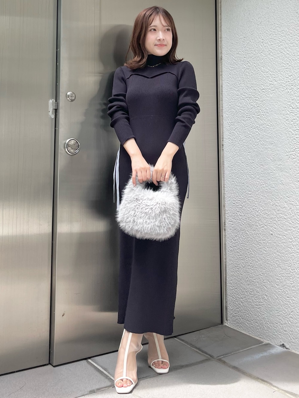 ブルー系のワンピース、グレー系のハンドバッグ、ホワイト系のブーツを着用したレディースの夏コーディネートの1枚目の写真