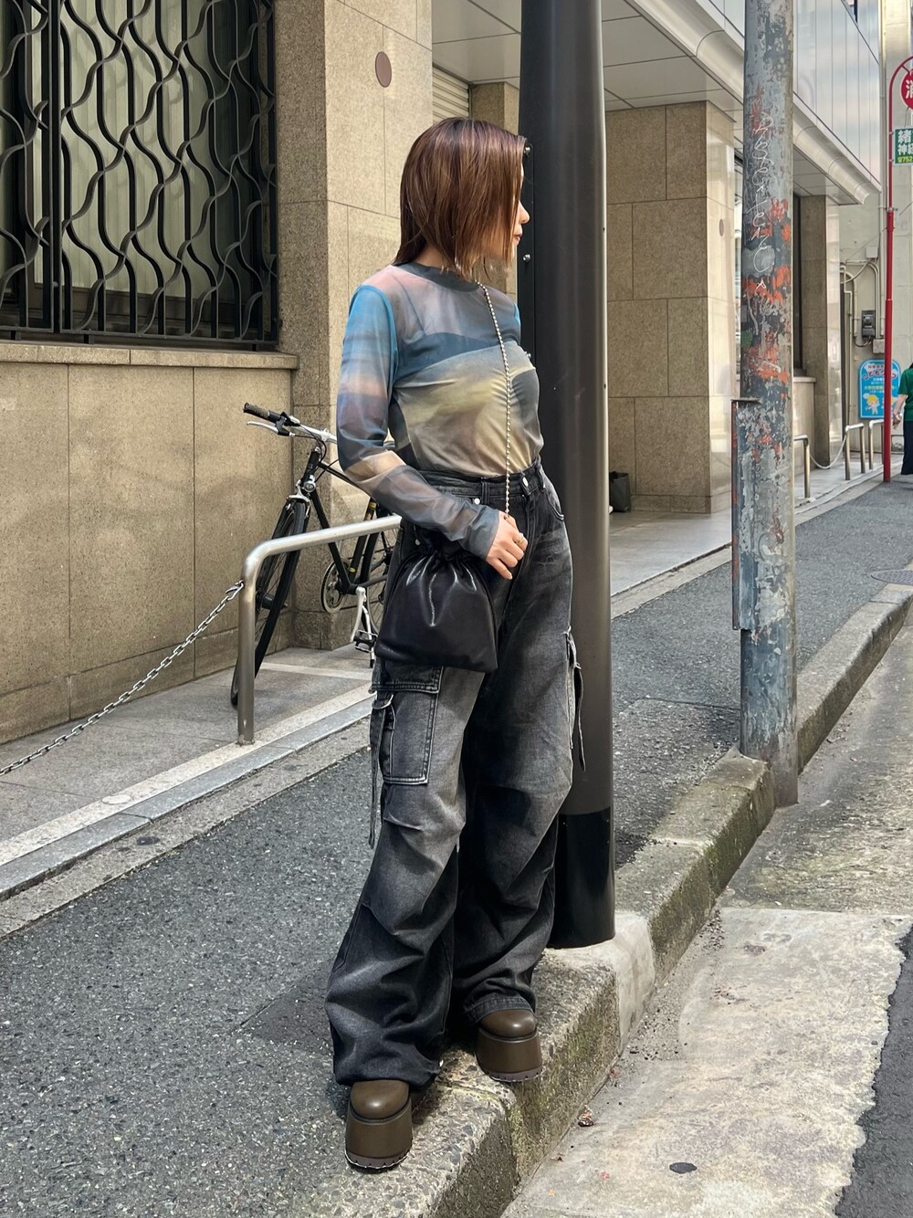 その他のTシャツ/カットソー、ブラック系のデニムパンツ、ブラウン系のブーツを着用したレディースの夏コーディネートの1枚目の写真